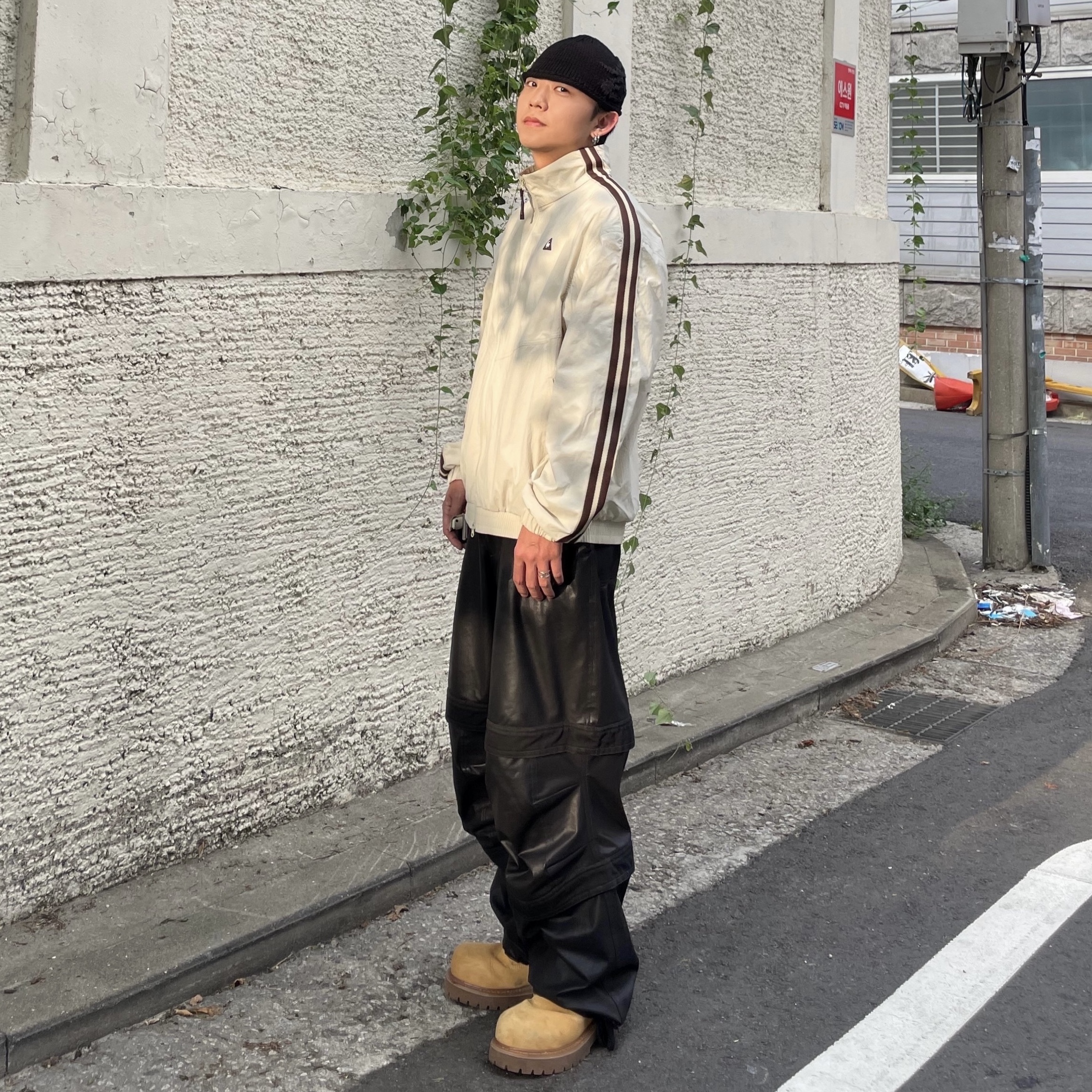 le coq sportif Online Exclusive Unisex Sunday Loose Track Top Cream 착용 스타일 - 1