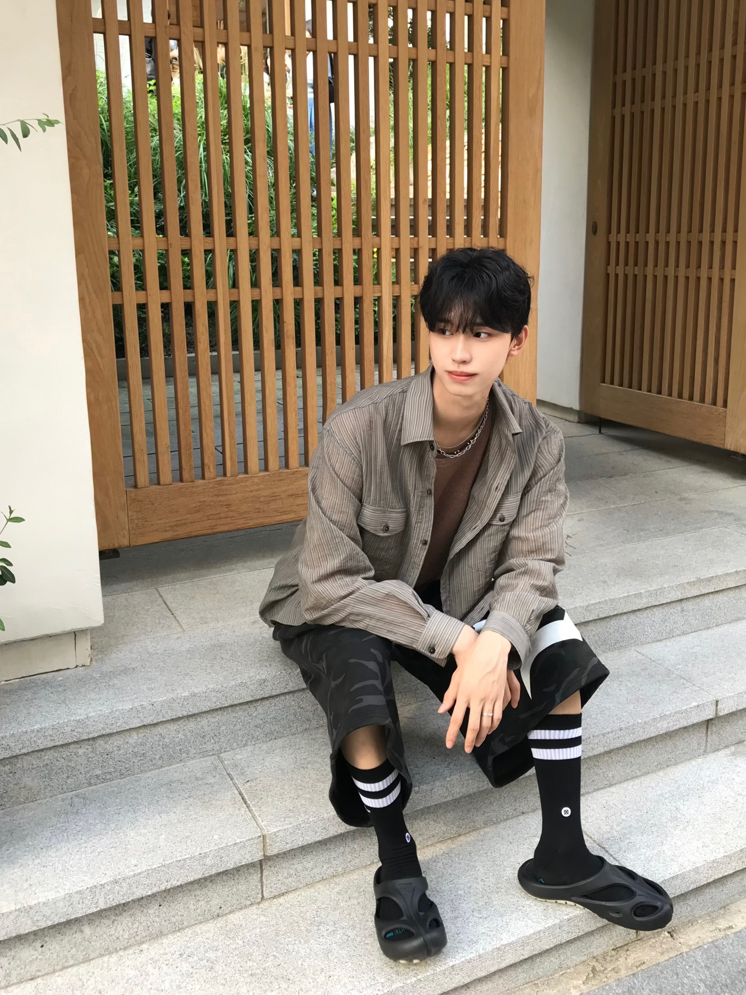 KREAM MERCH KREAM x STANCE Basic Crew White  - 25FW, KREAM MERCH KREAM x STANCE Stripe Black - 25FW 착용 스타일 - 2