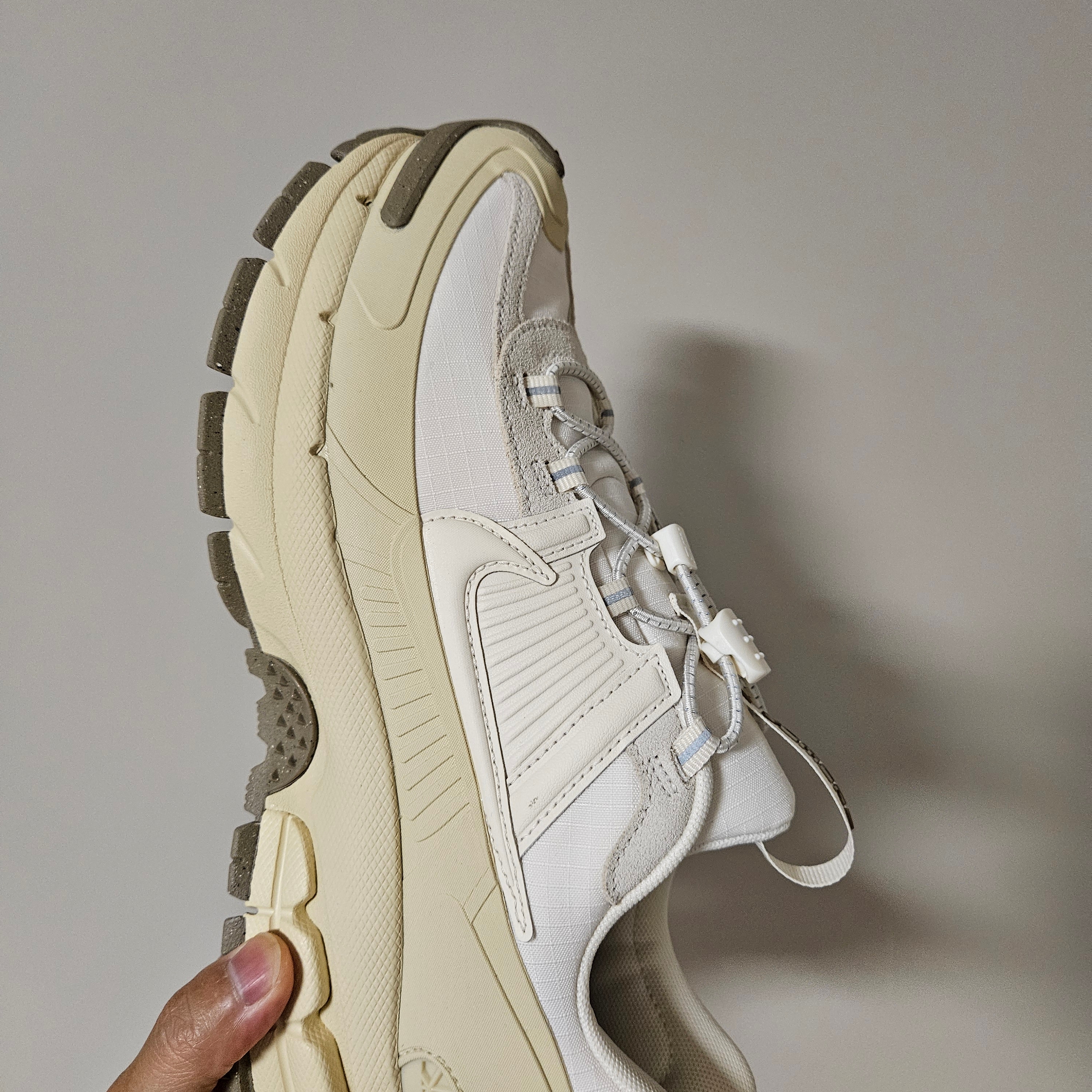 Nike Zoom Vomero Roam Pale Ivory Light Khaki 착용 스타일