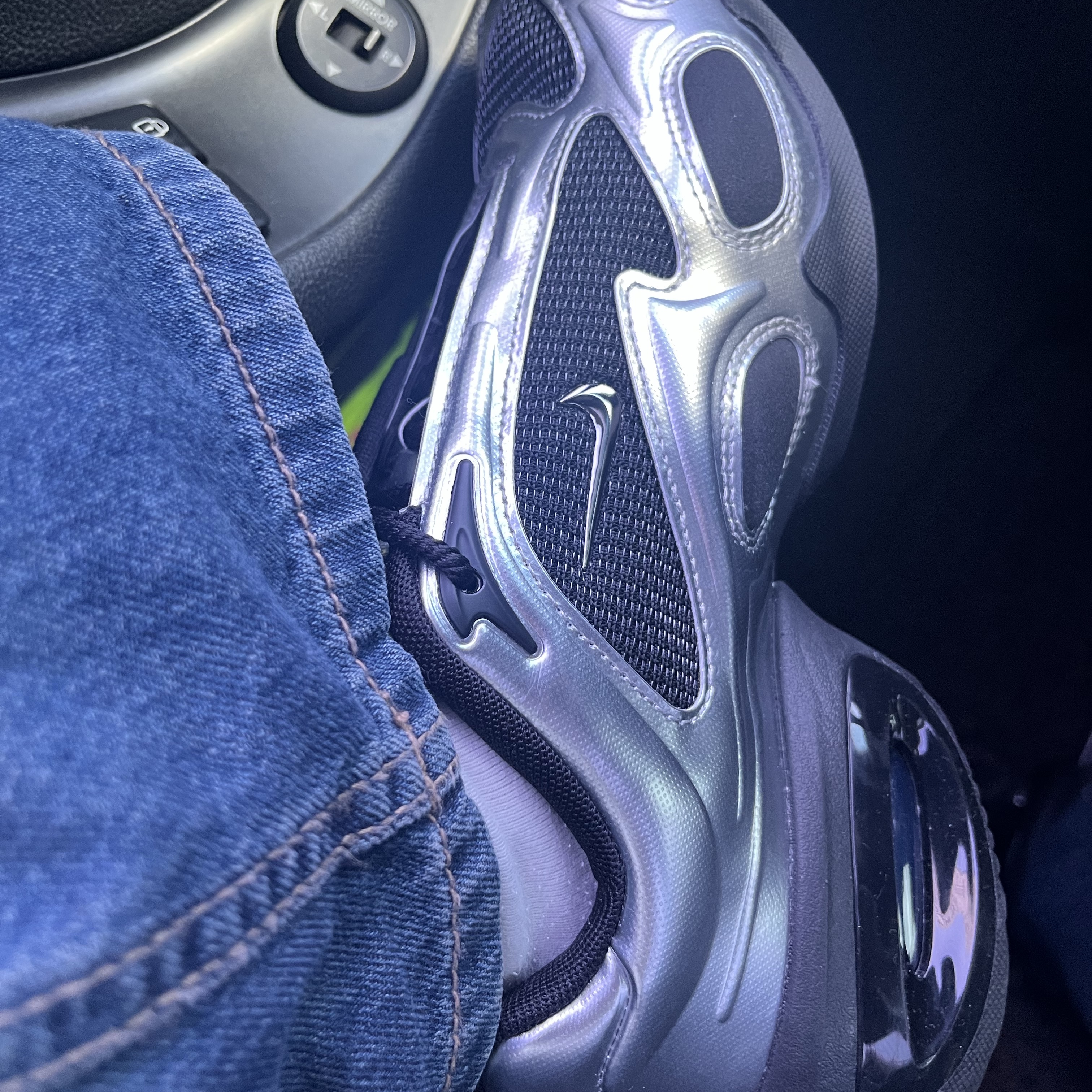 (W) Nike Air Max Muse Black and Metallic Silver 착용 스타일 - 2