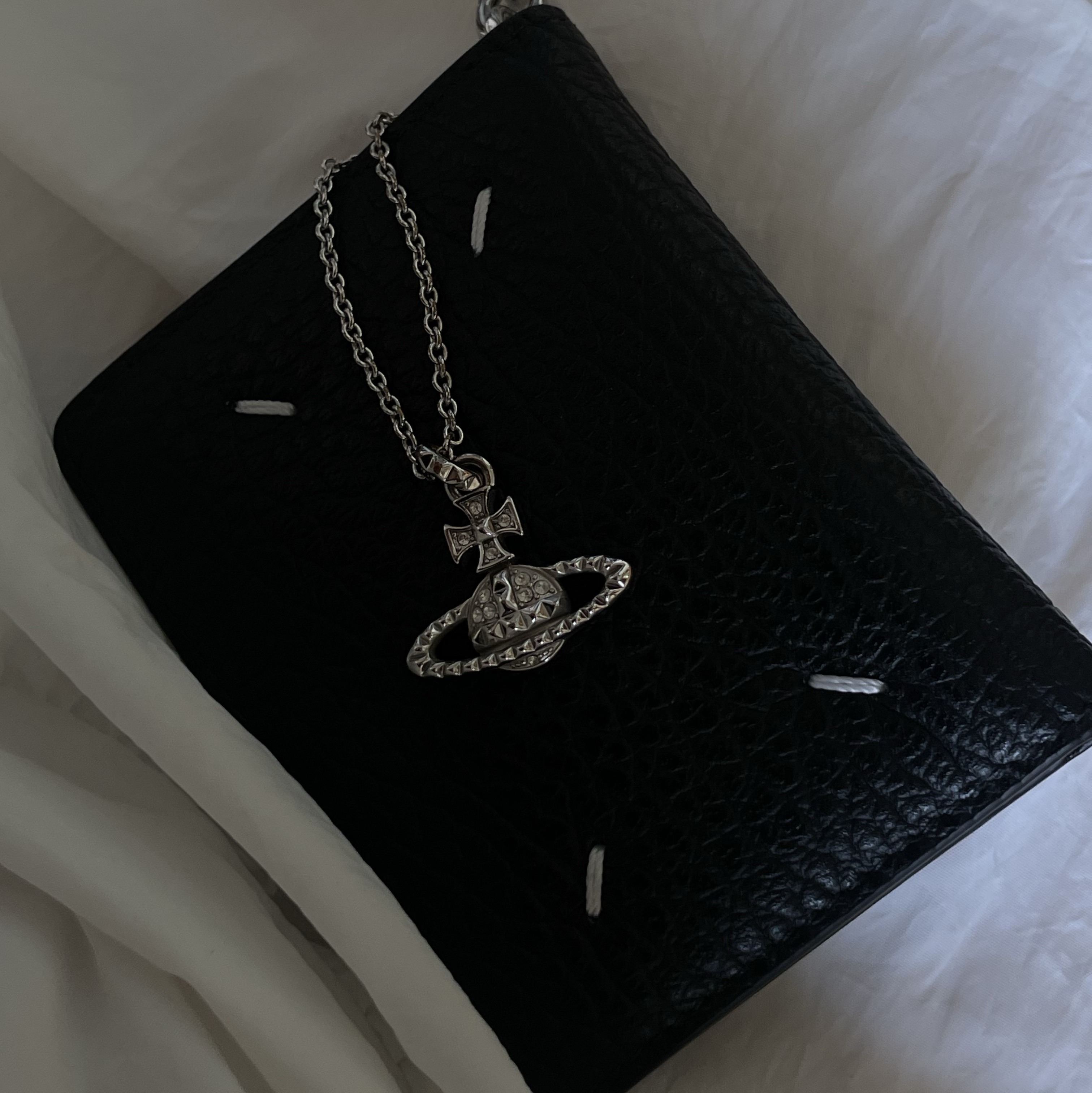 Vivienne Westwood Mayfair Bas Relief Pendant Silver, Maison Margiela Keyring Wallet Black 착용 스타일 - 1