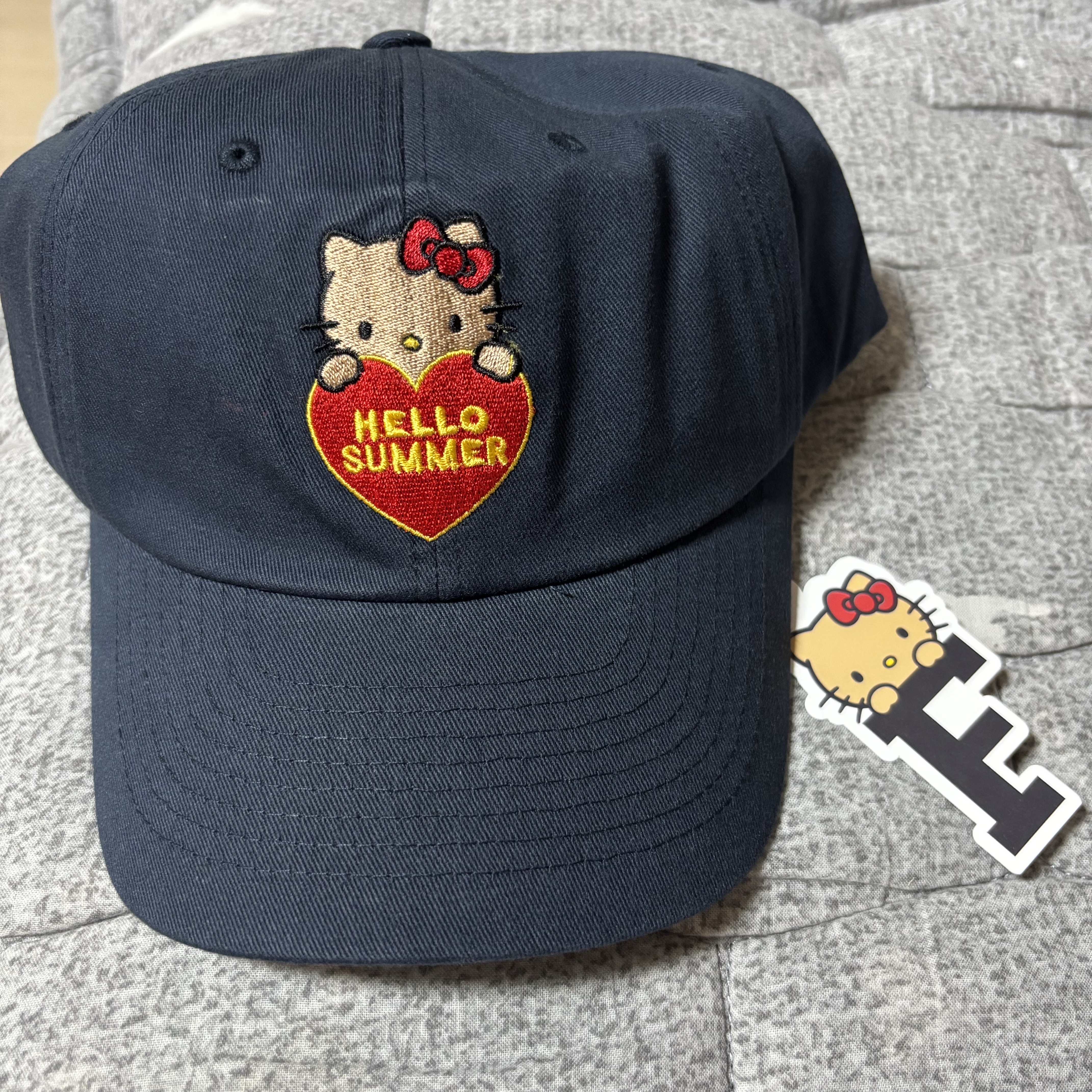 Farven x Tanning Hello Kitty Hello Summer Ball Cap_Navy 착용 스타일