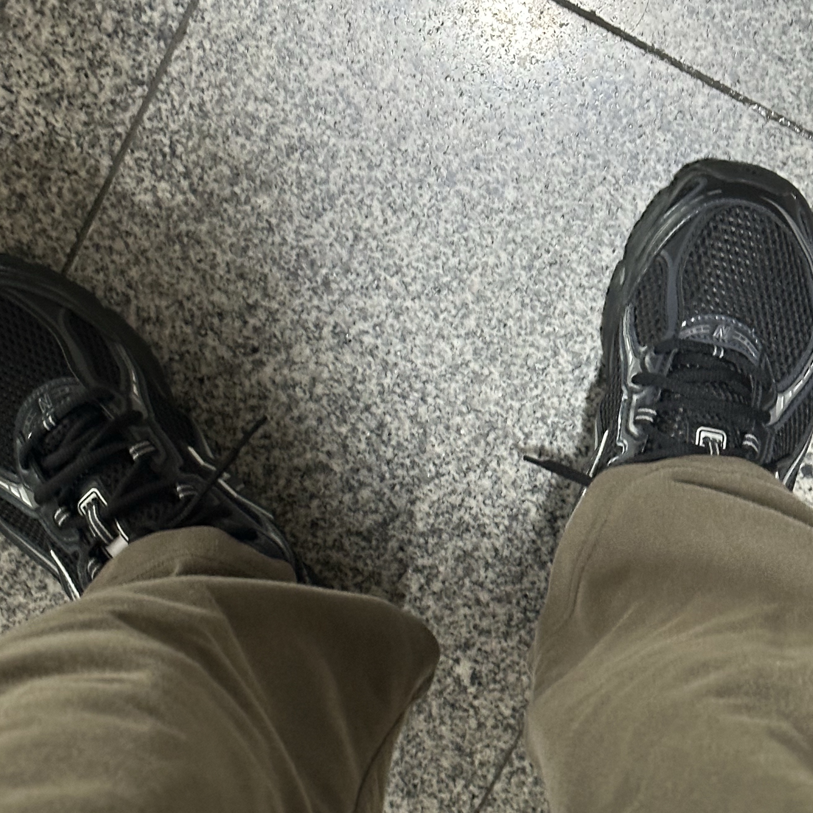 New Balance 740v2 Black Silver Metallic 착용 스타일