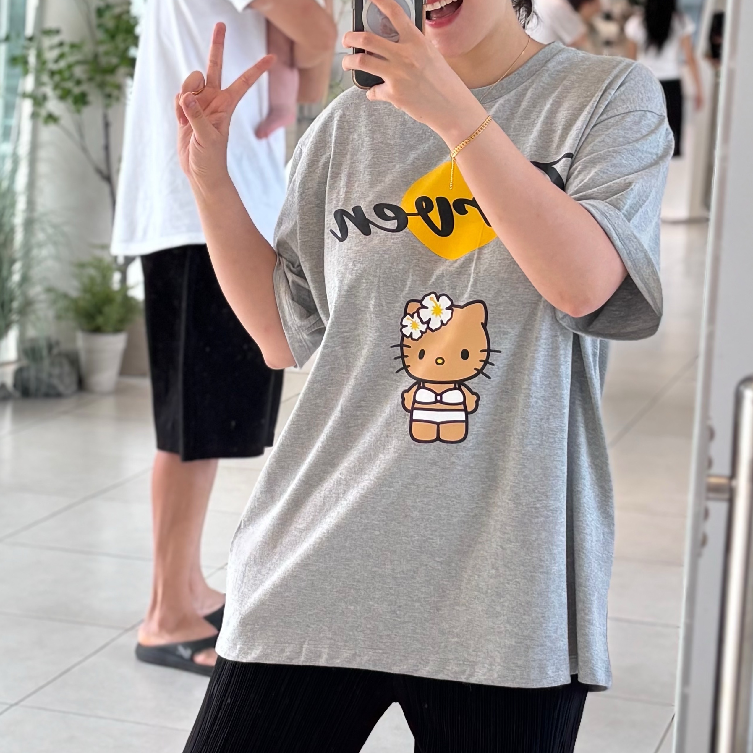 Farven x Tanning Hello Kitty Bikini T-Shirt_Grey 착용 스타일