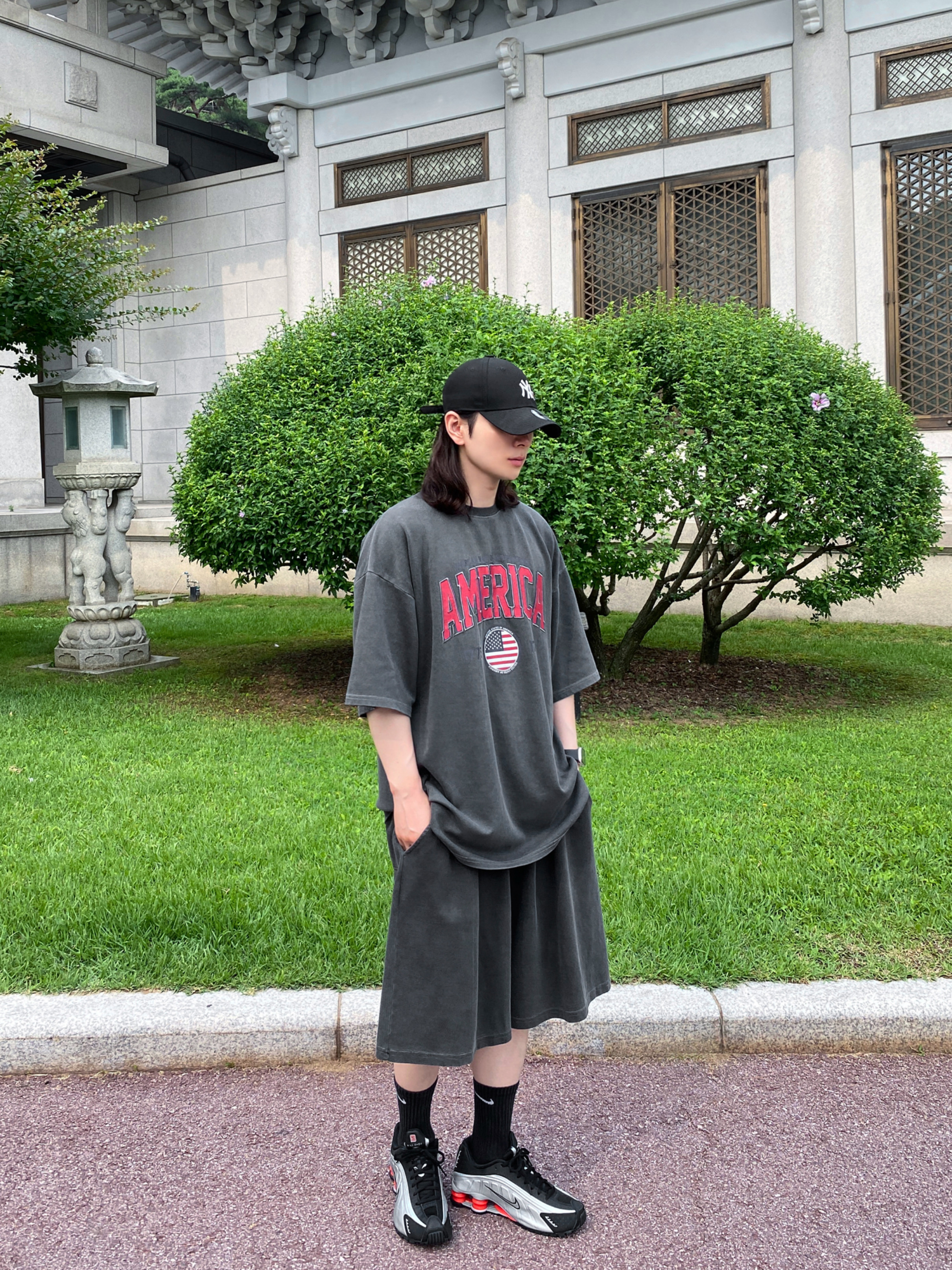 Nike Shox R4 Metallic Silver Red 착용 스타일 - 1