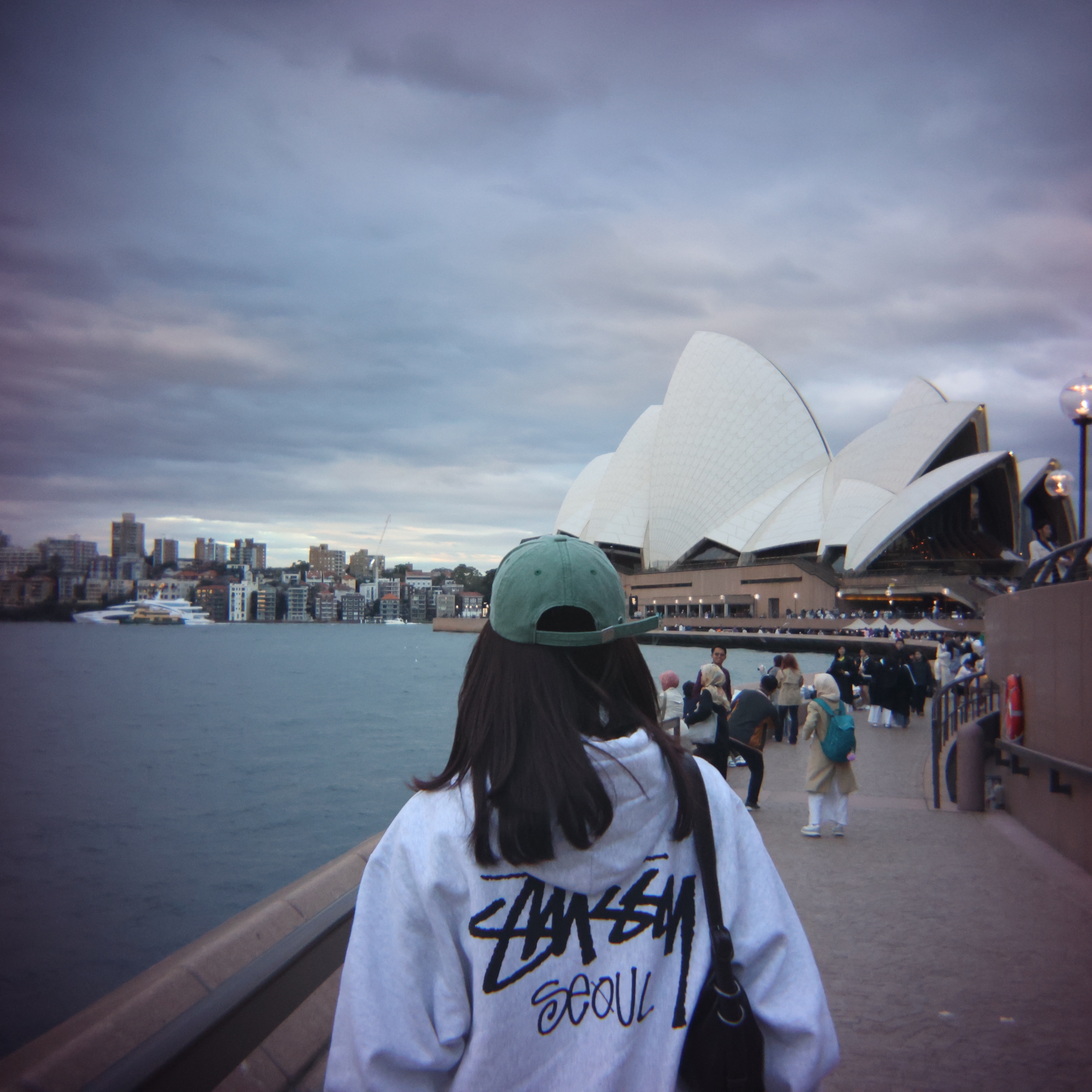 Stussy Stock Seoul Hood Ash Heather, Supreme Small Messenger Bag Silver - 22SS 착용 스타일 - 3