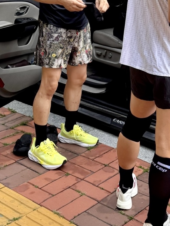 Asics Novablast 5 Citron White 착용 스타일