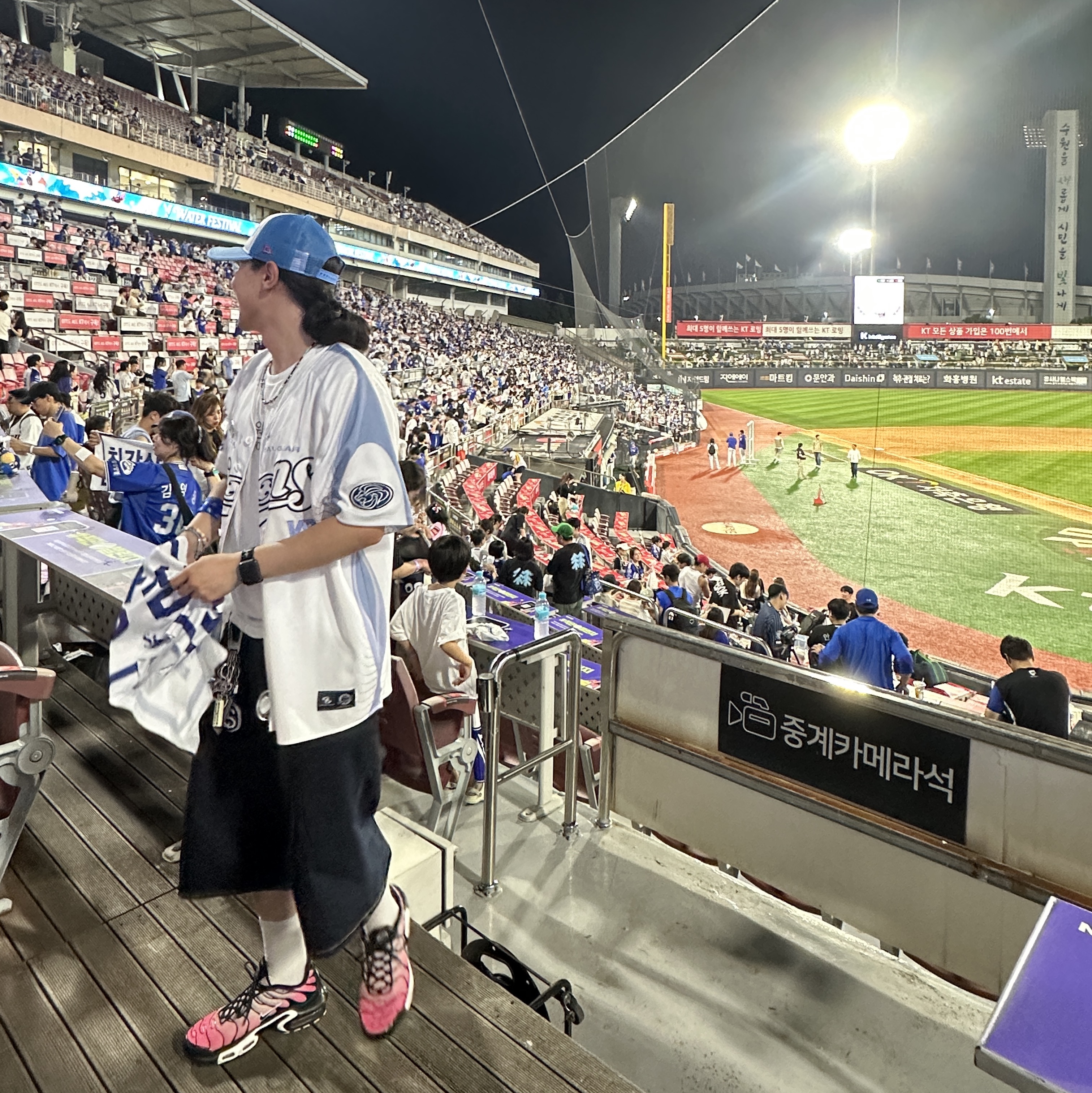 New Era x Hello Kitty A-Frame Trucker Ball Cap Air Force Blue, Nike Air Max Plus Sunset Pulse 착용 스타일