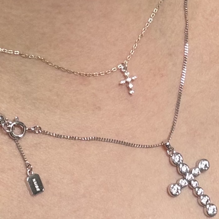 NUMBERING #3729 Round Brilliant Gradient Cross Necklace White 착용 스타일 - 5