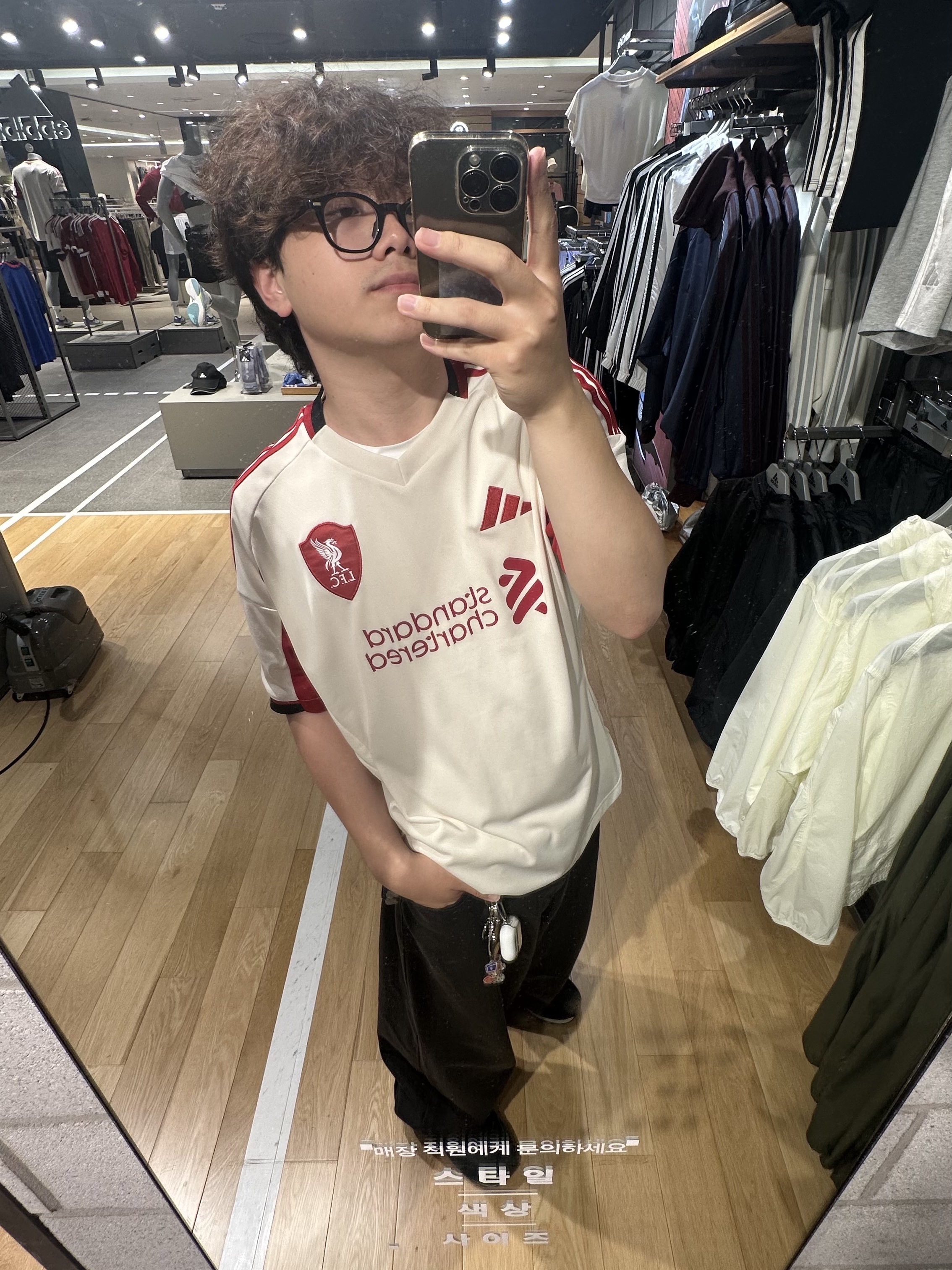 Adidas Liverpool FC 2025/26 Away Jersey Wonder White - KR Sizing (Non Marking Ver.), Adidas Liverpool FC 2025/26 Away Long Sleeve Jersey Wonder White - KR Sizing (Non Marking Ver.) 착용 스타일