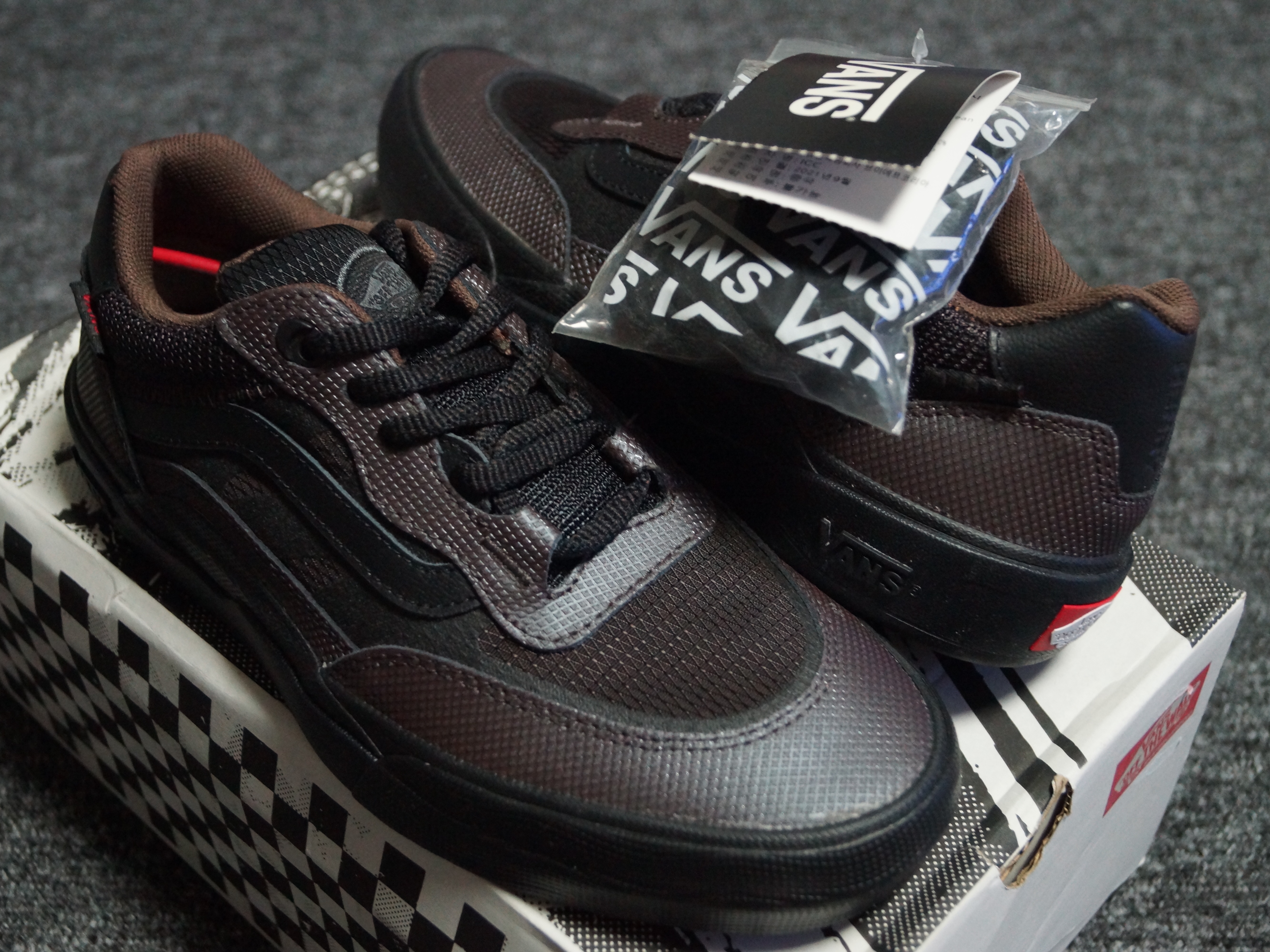 Vans x Justin Henry Wayvee Coffee Bean Grey 착용 스타일