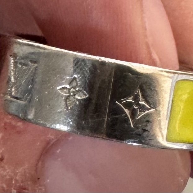 Louis Vuitton LV Colors Ring Silver 착용 스타일 - 2