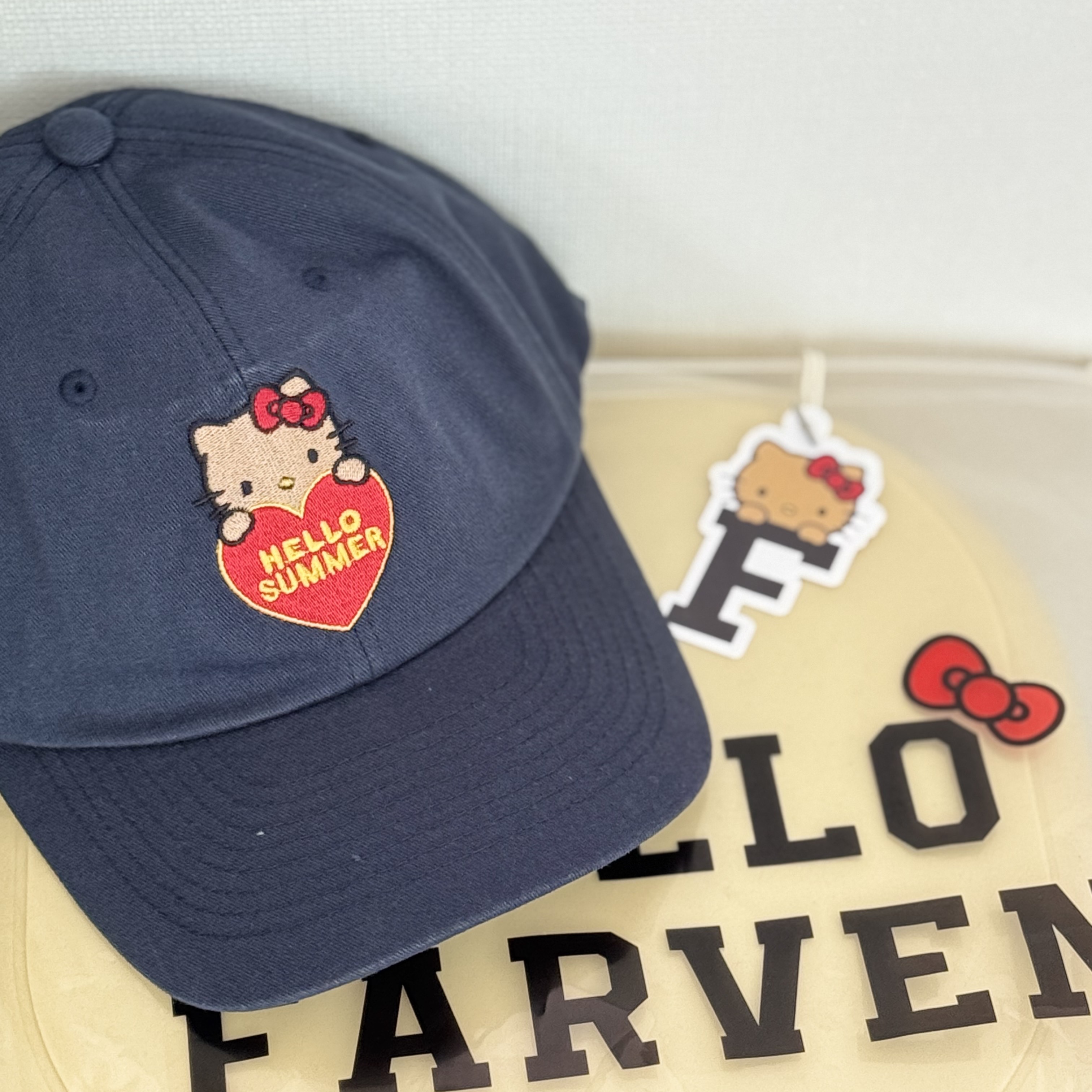 Farven x Tanning Hello Kitty Hello Summer Ball Cap_Navy 착용 스타일