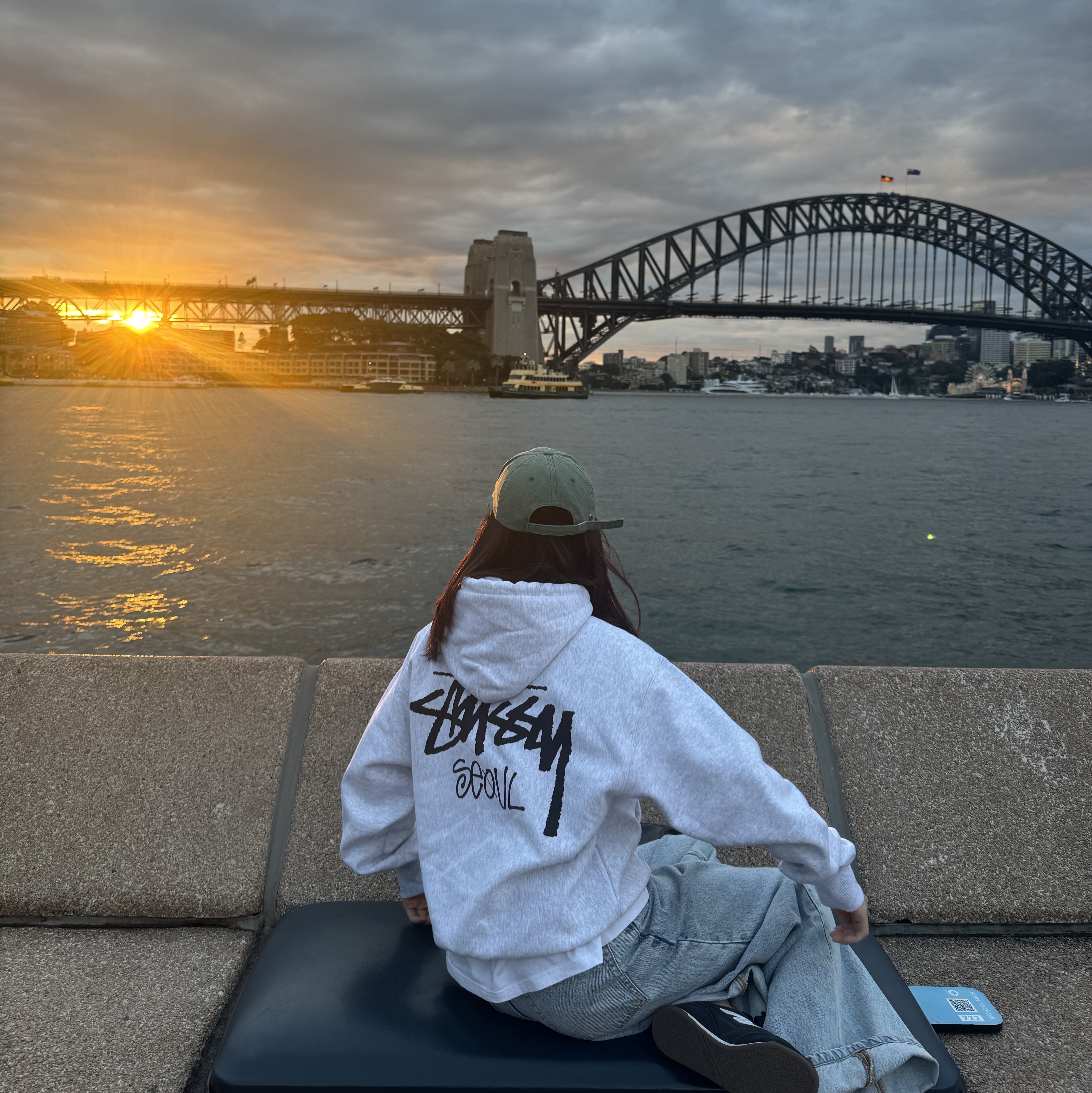 Stussy Stock Seoul Hood Ash Heather, Supreme Small Messenger Bag Silver - 22SS 착용 스타일 - 2