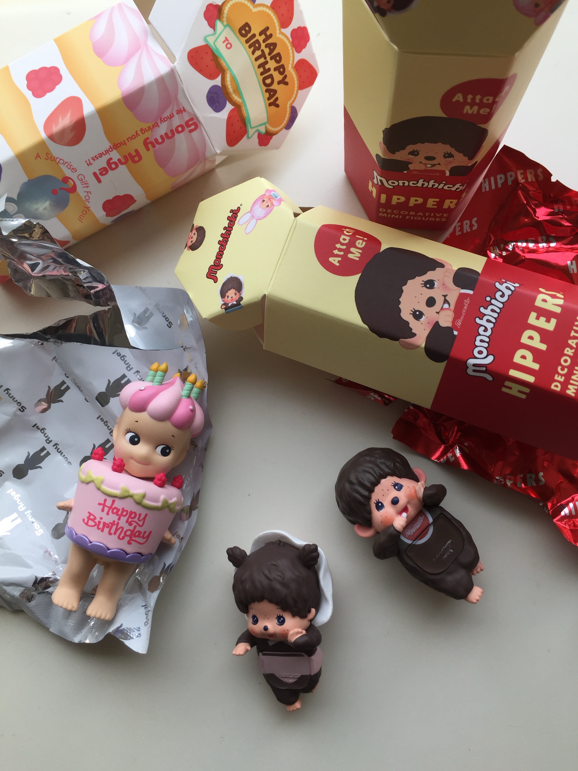 Sonny Angel x Monchhichi Hippers Sealed Case (1 Blind Boxes), Sonny Angel Birthday Gift Series Sealed Case (1 Blind Boxes) 착용 스타일