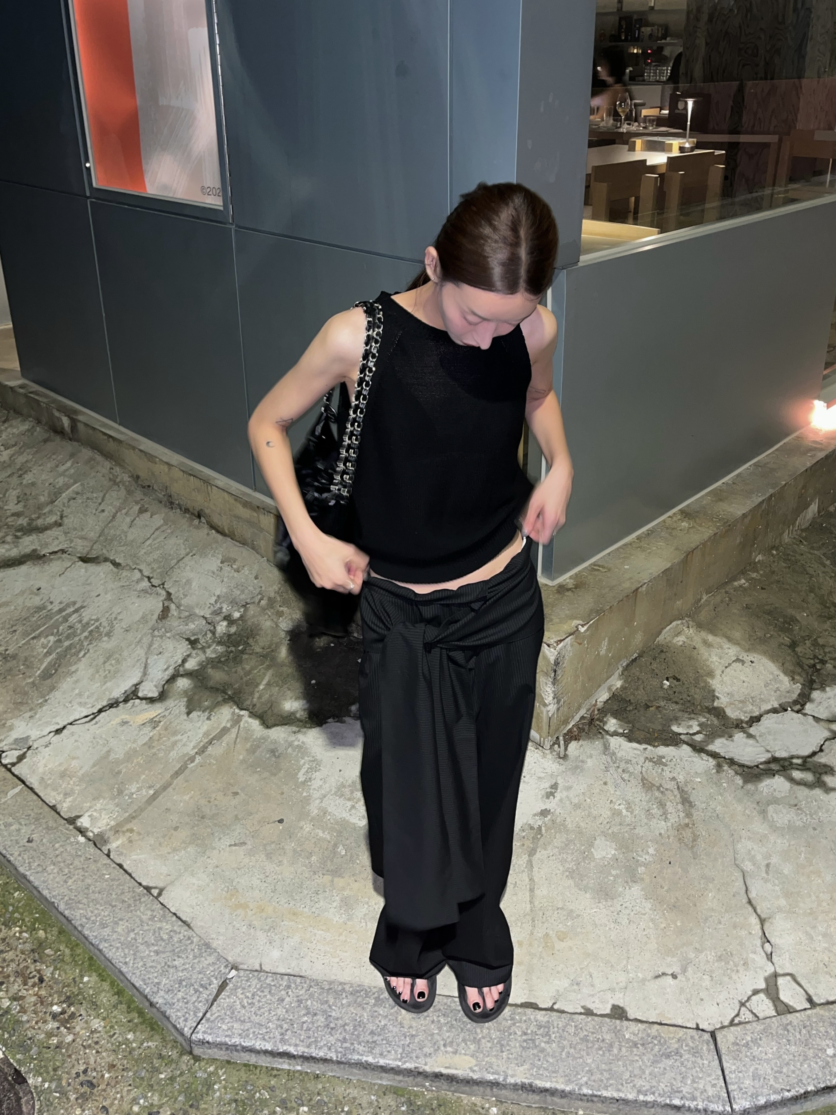 Oofos OOriginal Black, Chanel 22 Small Handbag Shiny Calfskin & Silver Black 착용 스타일 - 1