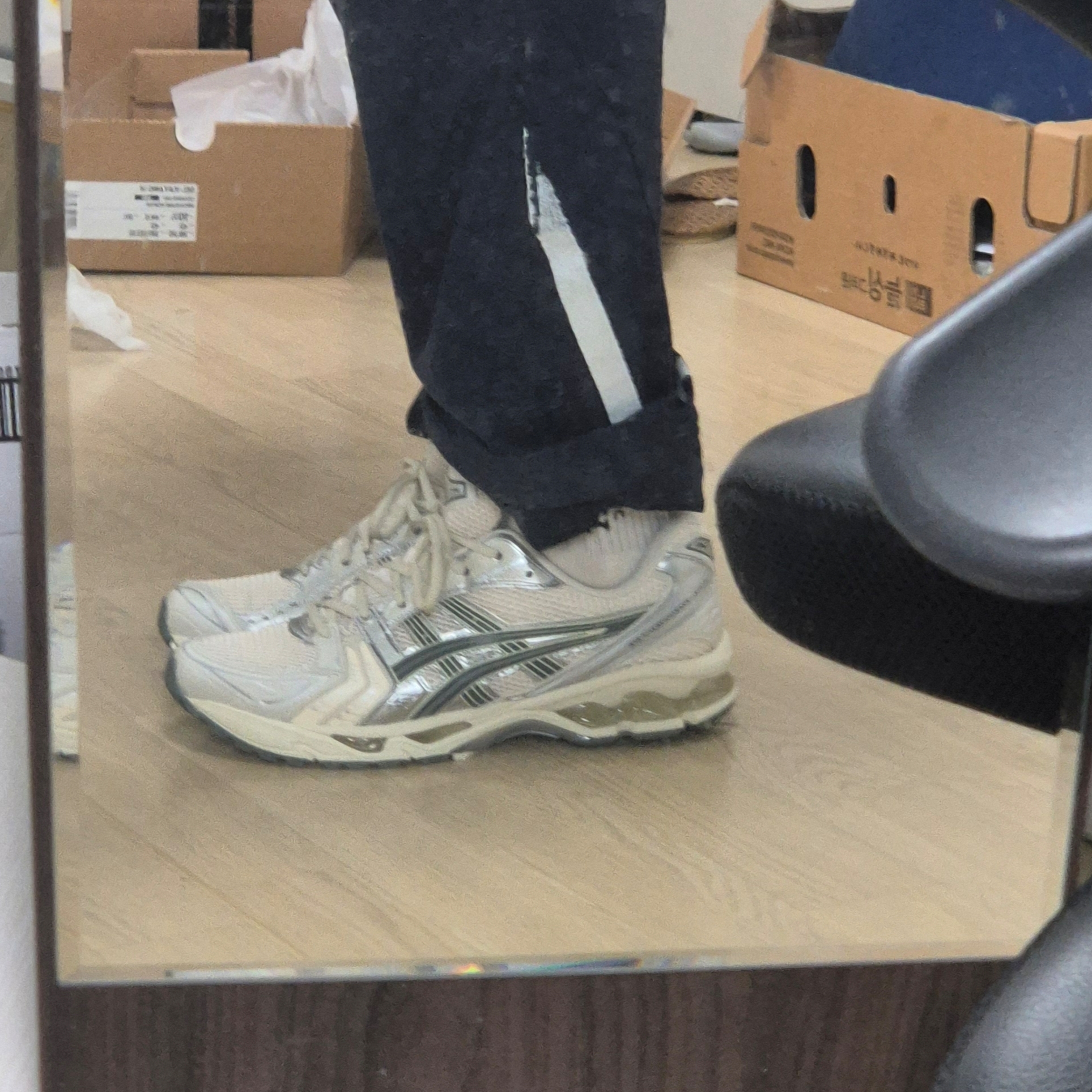 Asics Gel-Kayano 14 Birch Dark Pewter 착용 스타일