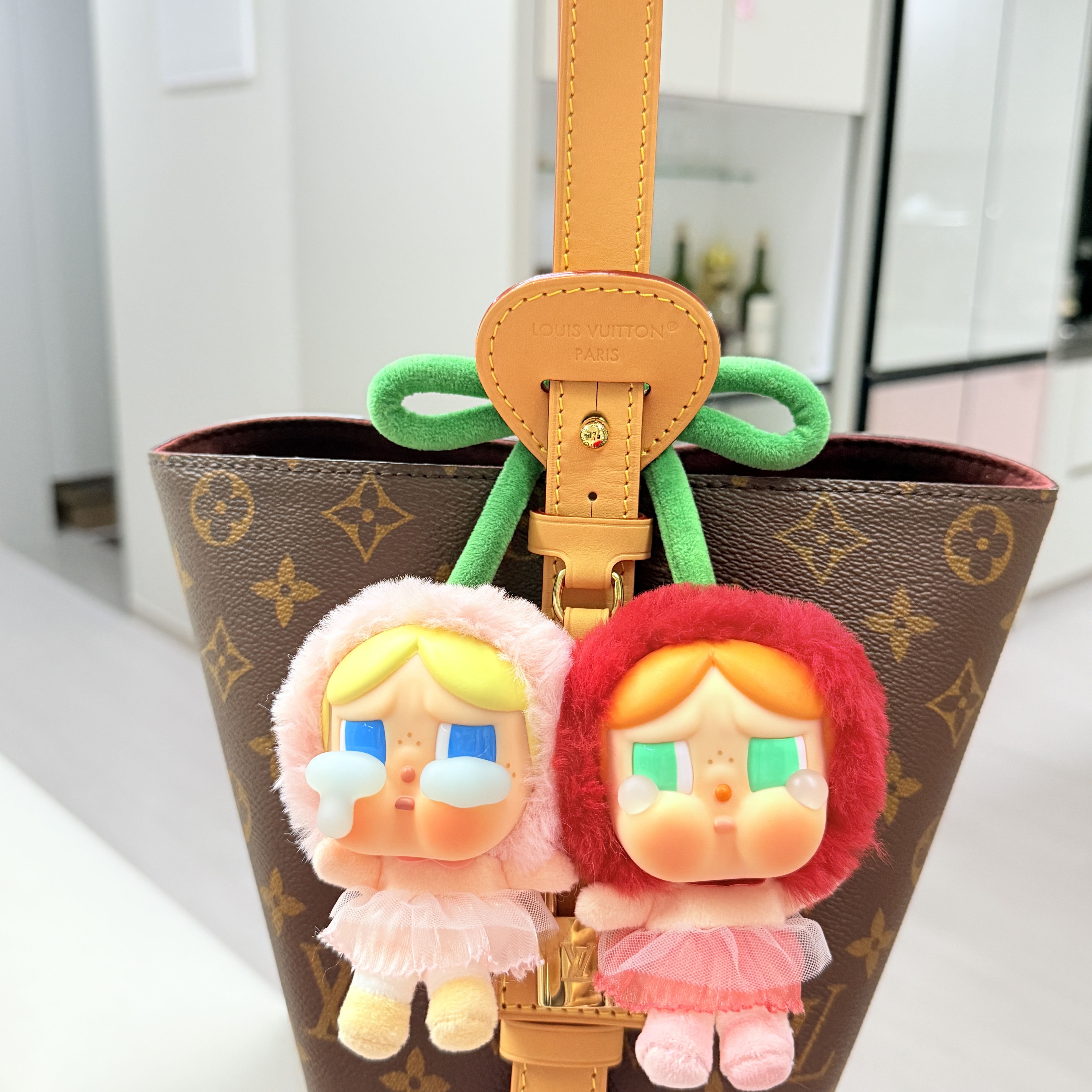 Pop Mart Crybaby Crying For Love Series Vinyl Plush 착용 스타일 - 2
