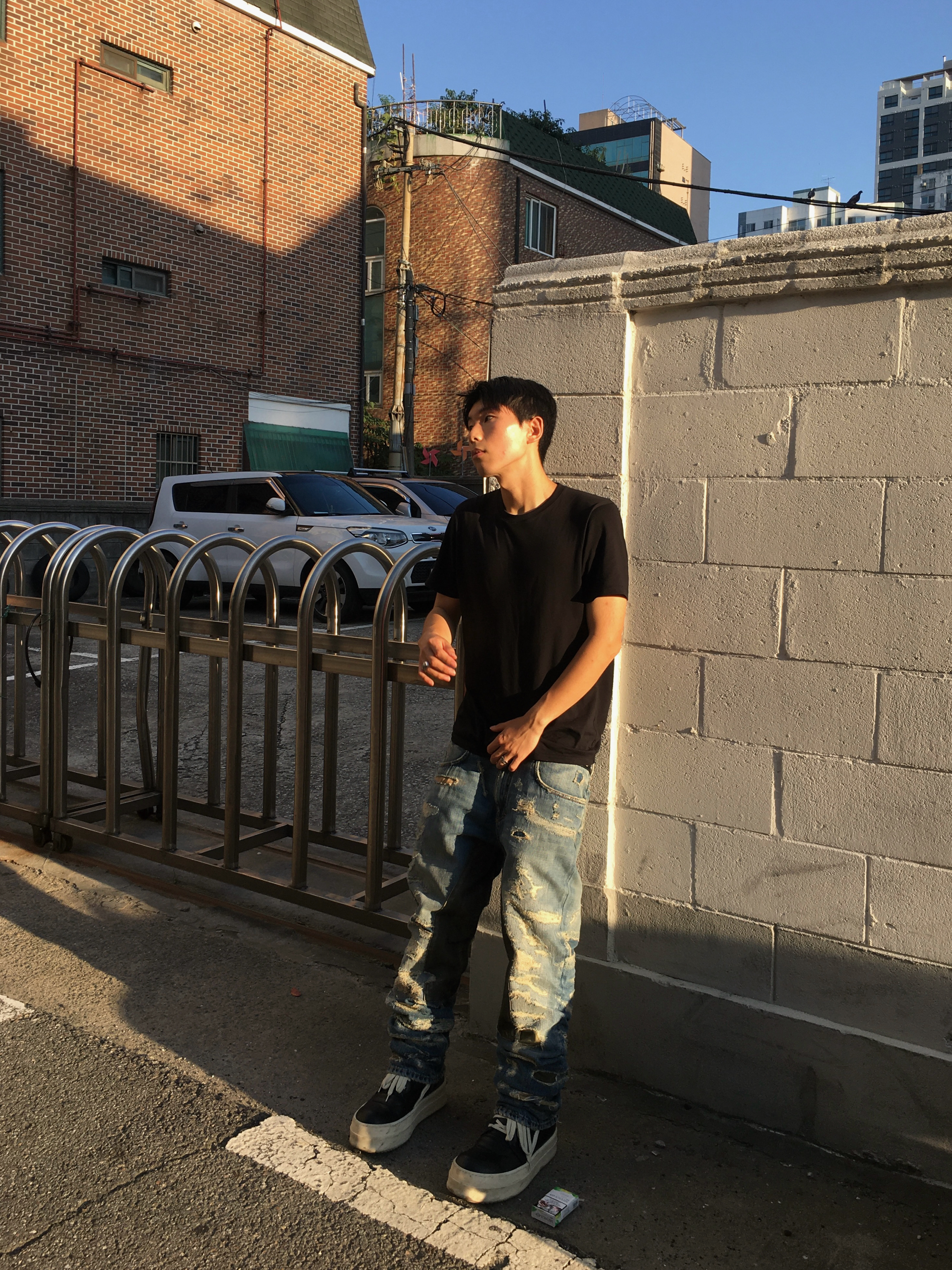 Givenchy Cargo Logo Jeans in Destroyed Denim and Moleskin Medium Blue, Rick Owens Hollywood Mega Bumper Geobasket in Full Grain Calf Leather Black Milk 착용 스타일 - 2