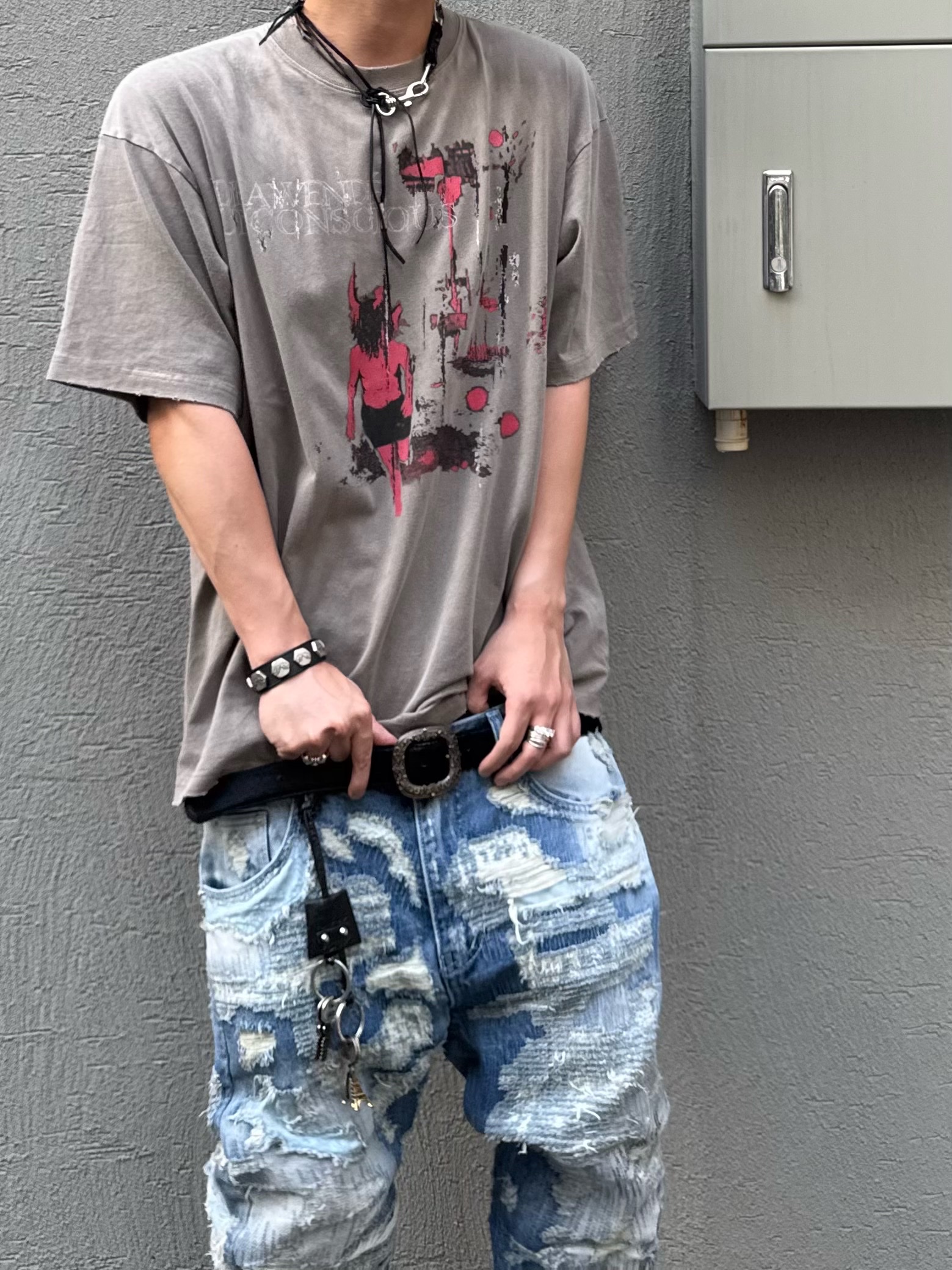 Awende Red Veil T-shirt Charcoal, Balenciaga Stomper Bootie Black 착용 스타일 - 4