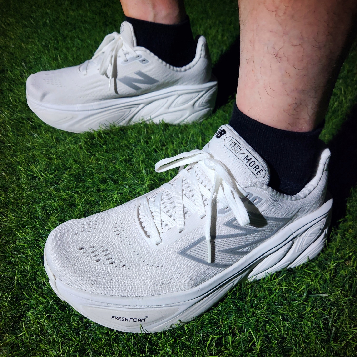 New Balance Fresh Foam X More v5 White Reflection - 2E Wide 착용 스타일 - 2