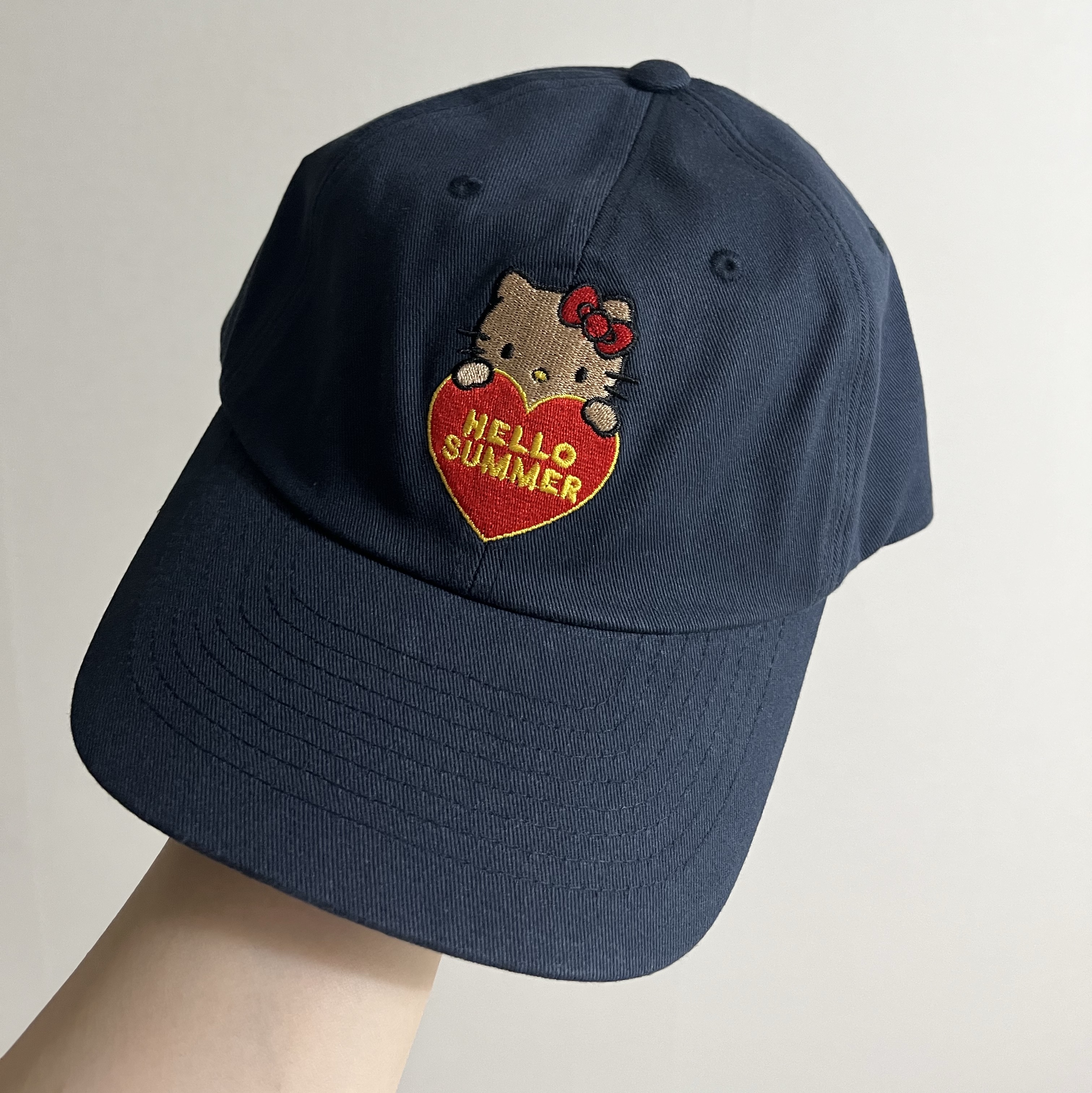 Farven x Tanning Hello Kitty Hello Summer Ball Cap_Navy 착용 스타일