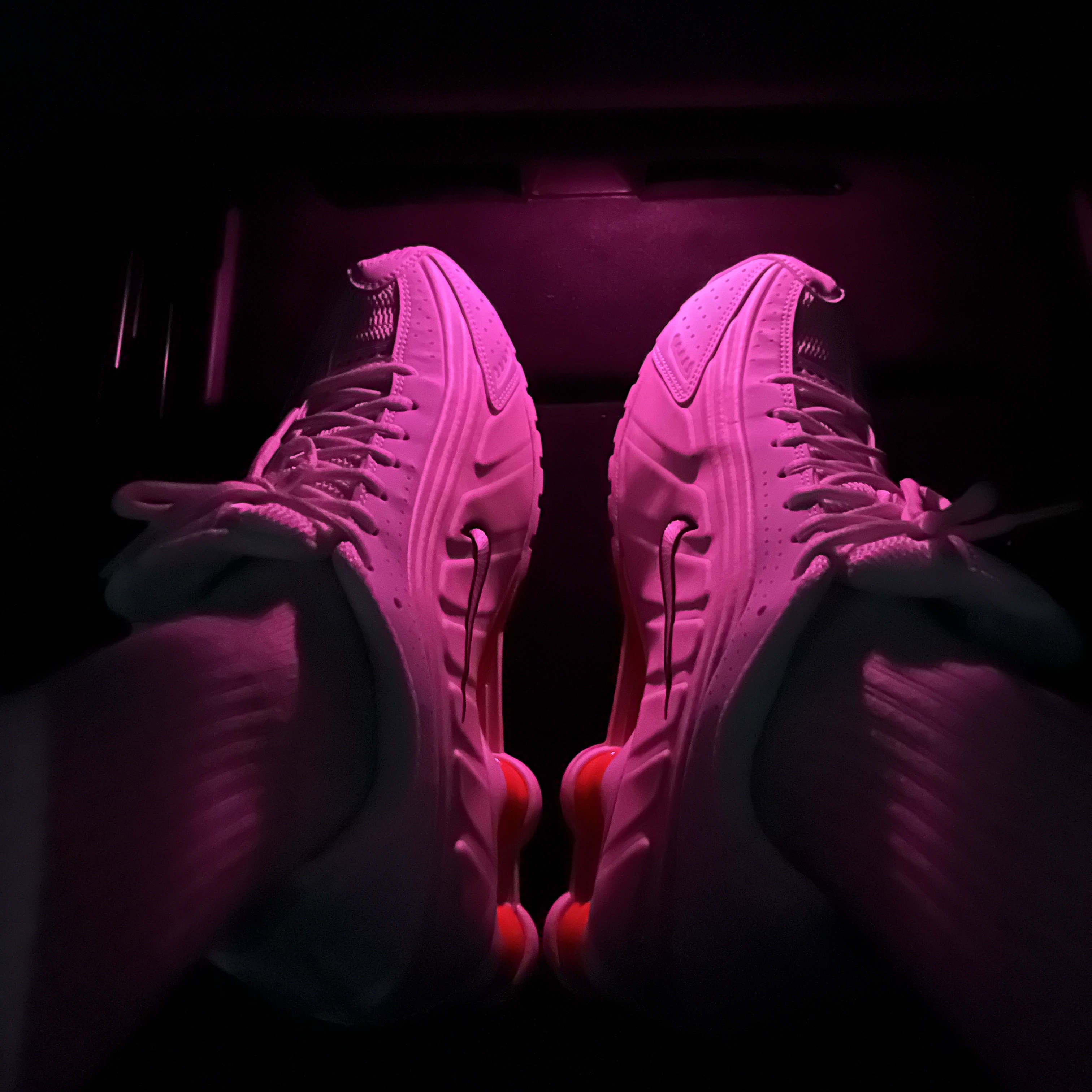 (W) Nike Shox R4 White Phantom 착용 스타일 - 1