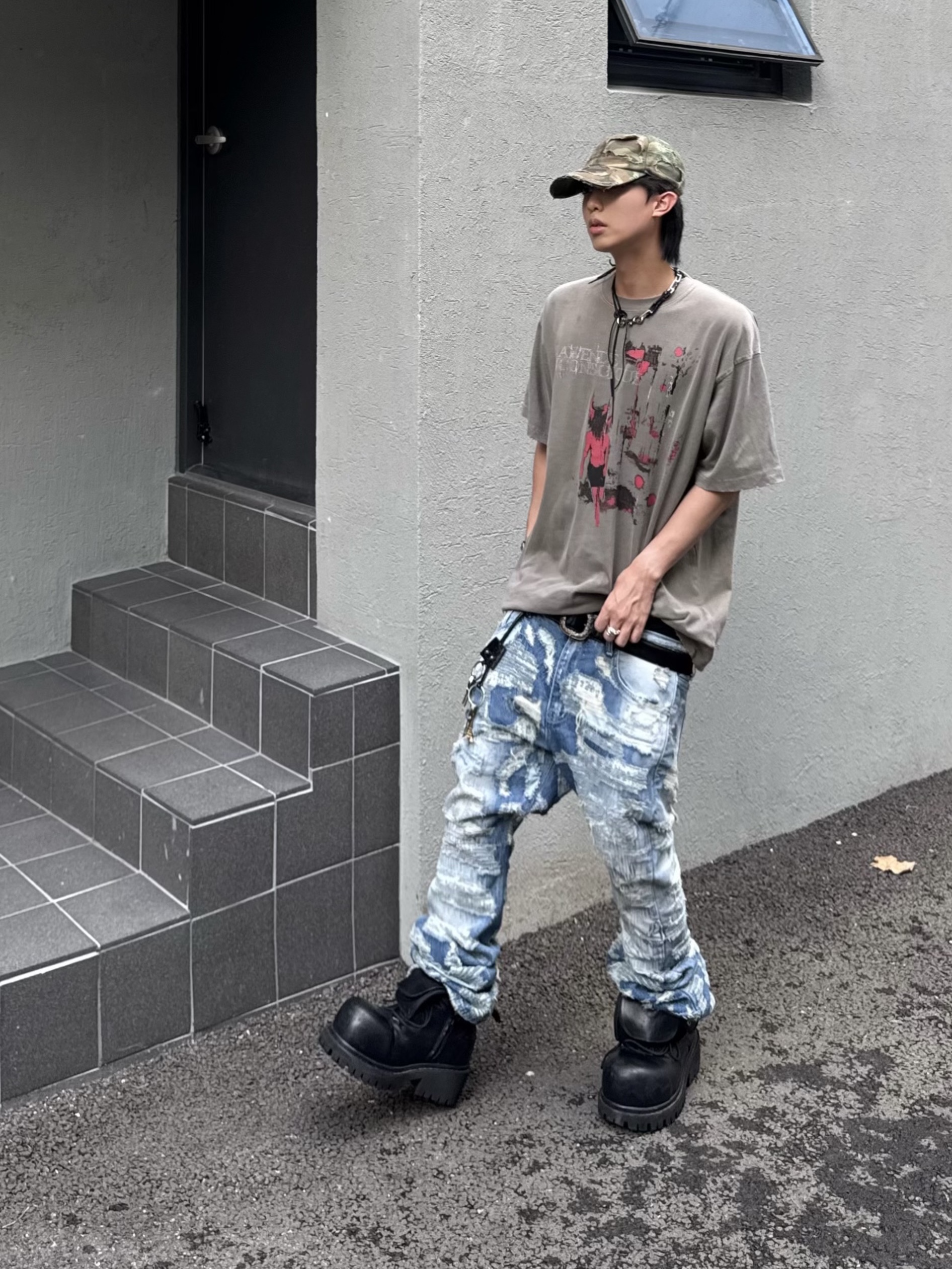 Awende Red Veil T-shirt Charcoal, Balenciaga Stomper Bootie Black 착용 스타일 - 1