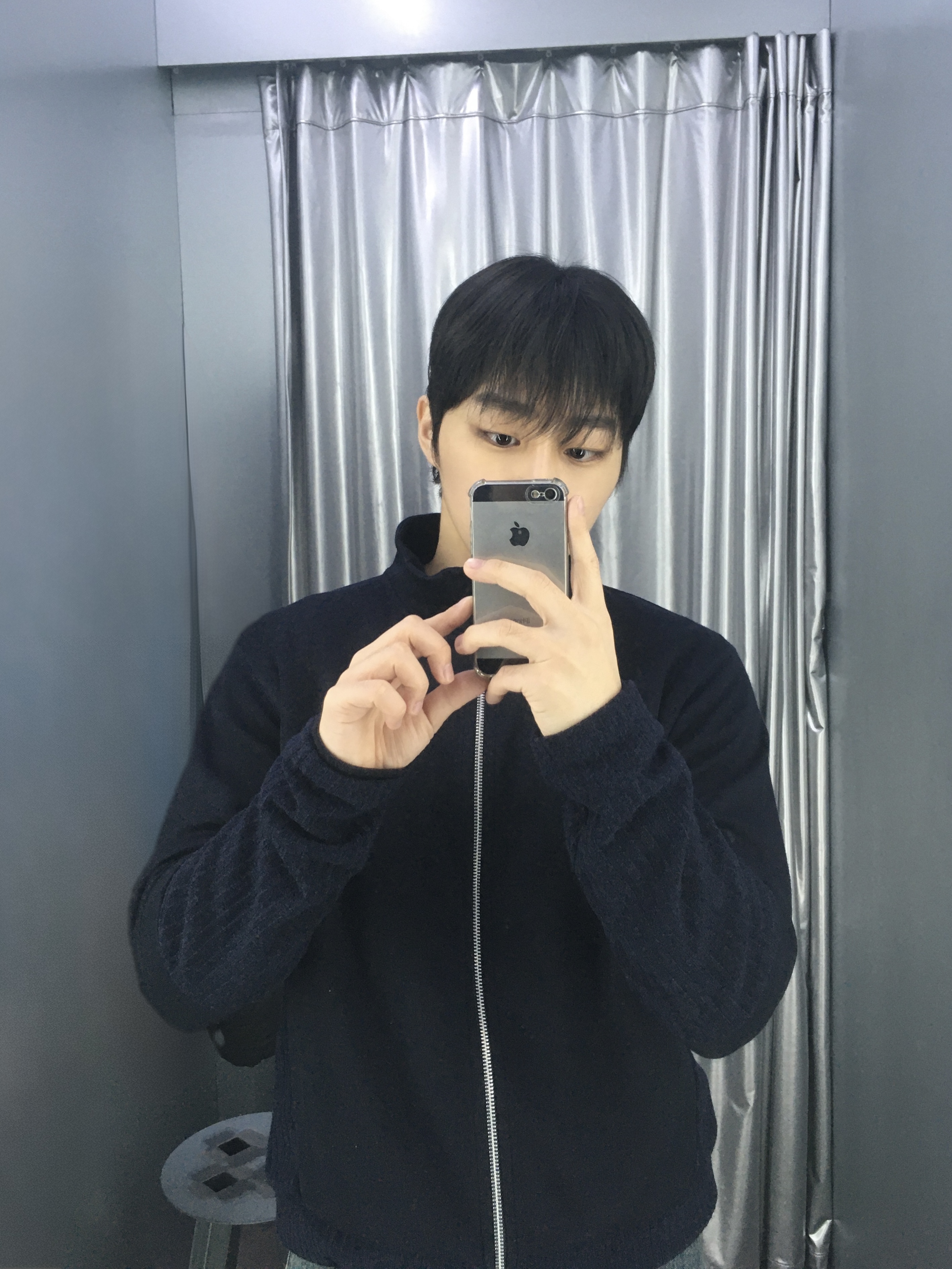 Hatchingroom Double Sleeve Track Cardigan Navy 착용 스타일