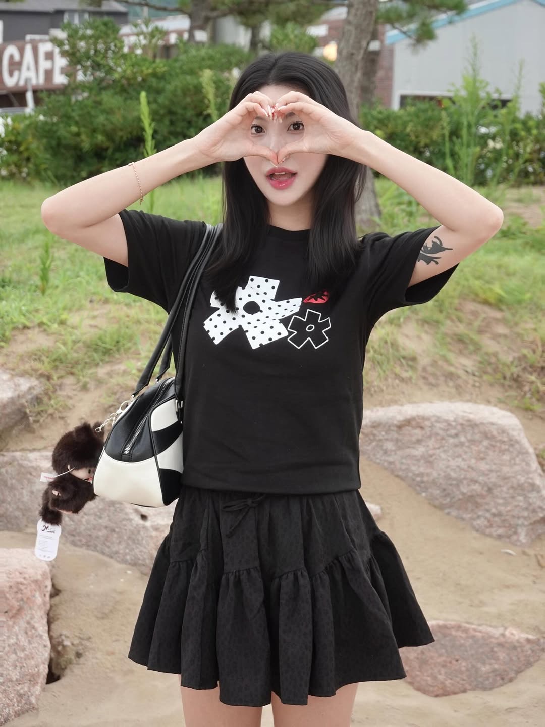 SLOW RECORD HOUSE Polka Dot Star T-Shirt Black 착용 스타일 - 1