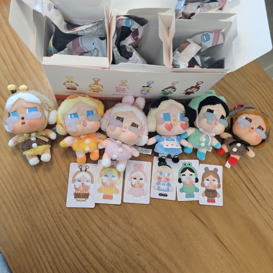 Pop Mart Crybaby Crying Again Series Plush Keyring Sealed Case (6 Blind Boxes) 착용 스타일 - 2