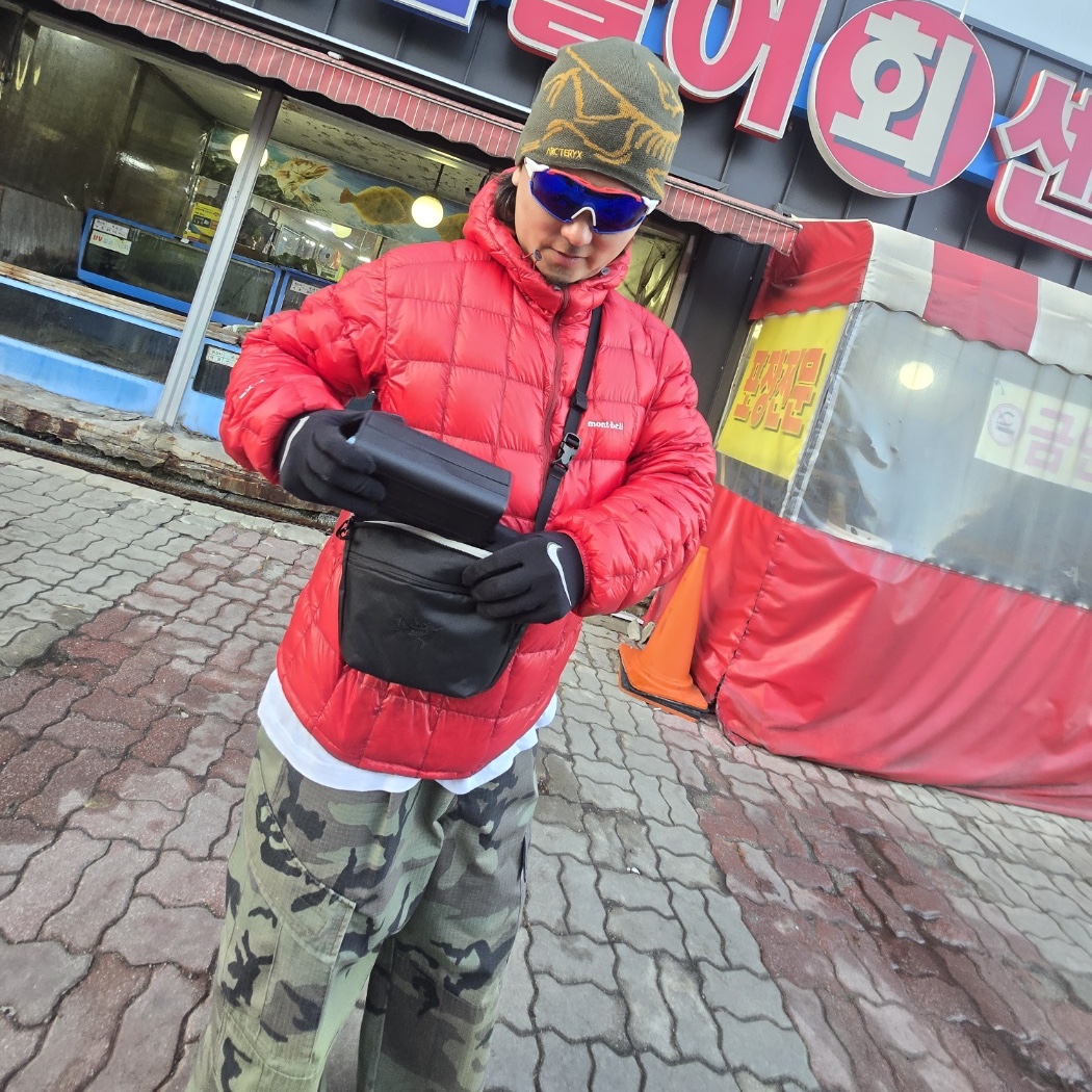 Arc'teryx Bird Head Toque Tatsu, Montbell EX Light Down Anorak Primary Blue 착용 스타일