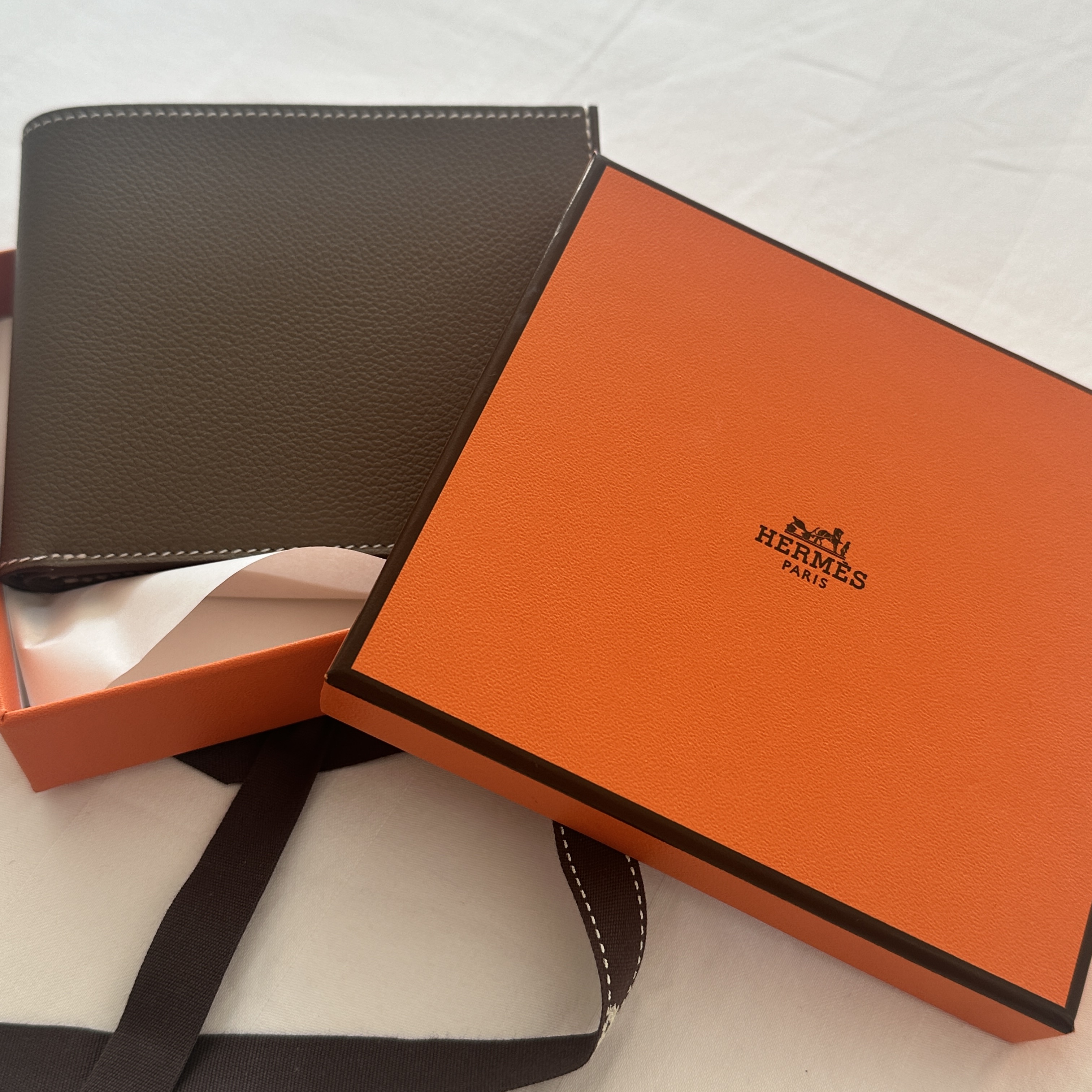 Hermes Citizen Twill Compact Wallet Evercolor & Etoupe Bleu De France Bleu Saphir 착용 스타일