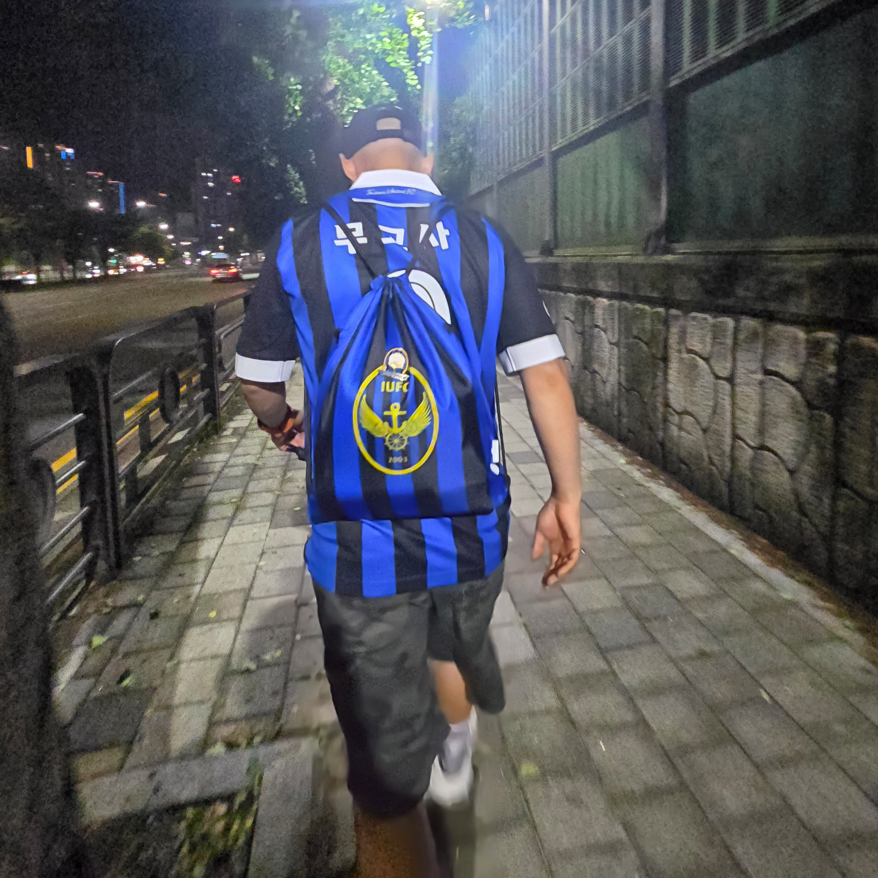 K League x Sanrio Characters 2025 Bag Type Bag Hook Ahiru No Pekkle Incheon United FC Blue 착용 스타일 - 3