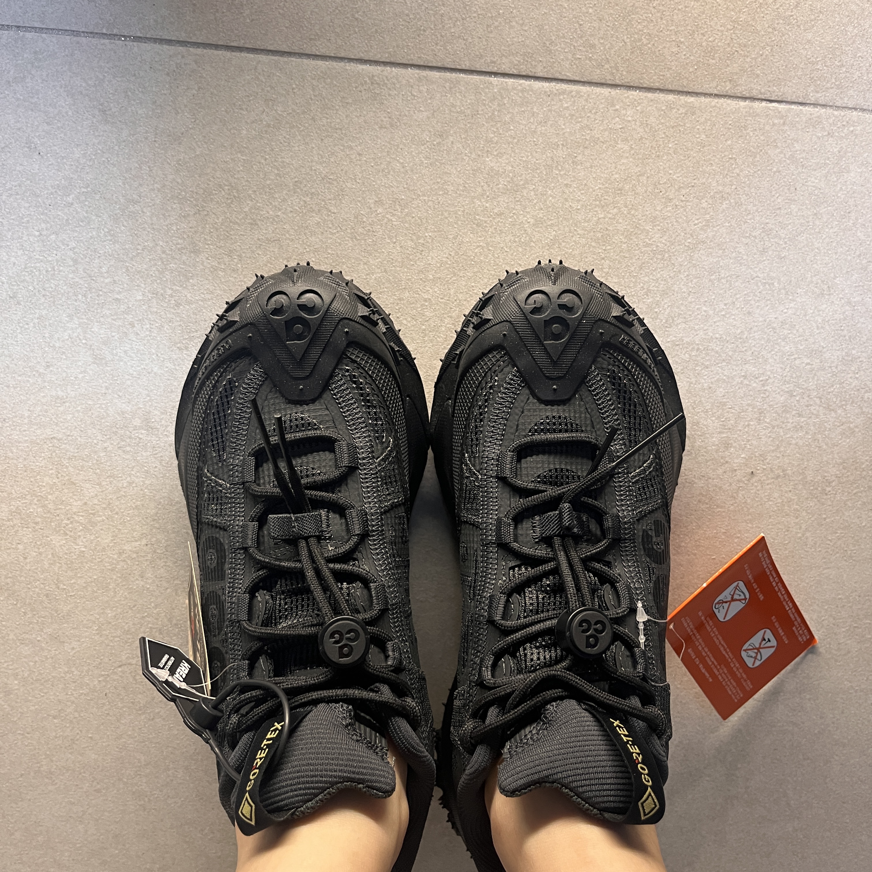 Nike ACG Mountain Fly 2 Low Gore-Tex Black and Dark Smoke Grey 착용 스타일