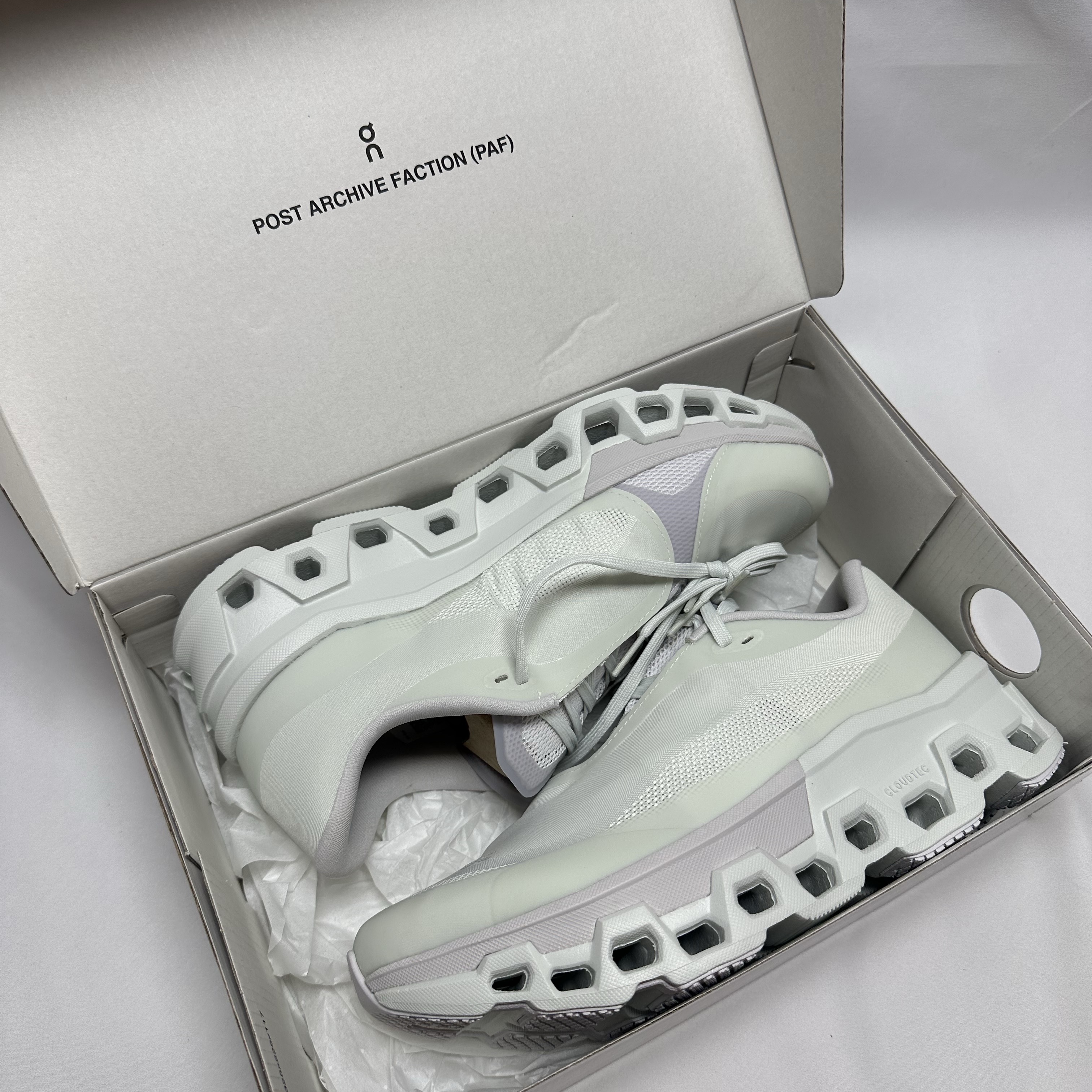 On Running x Post Archive Faction (Paf) Cloudmonster 2 Vapor Frost 착용 스타일 - 4