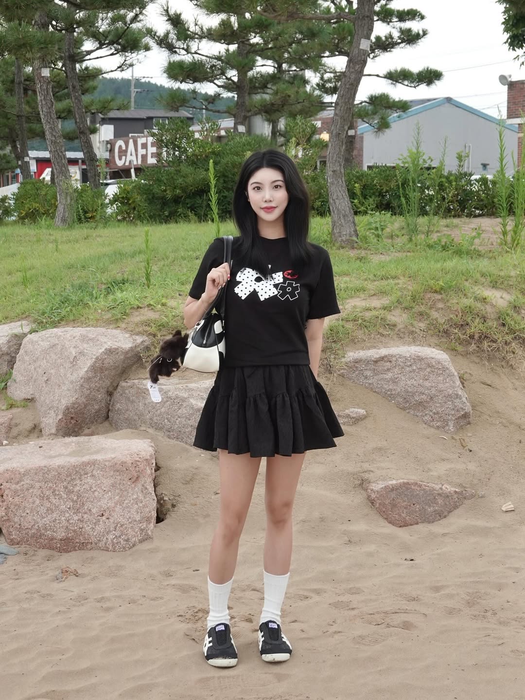 SLOW RECORD HOUSE Polka Dot Star T-Shirt Black 착용 스타일 - 2