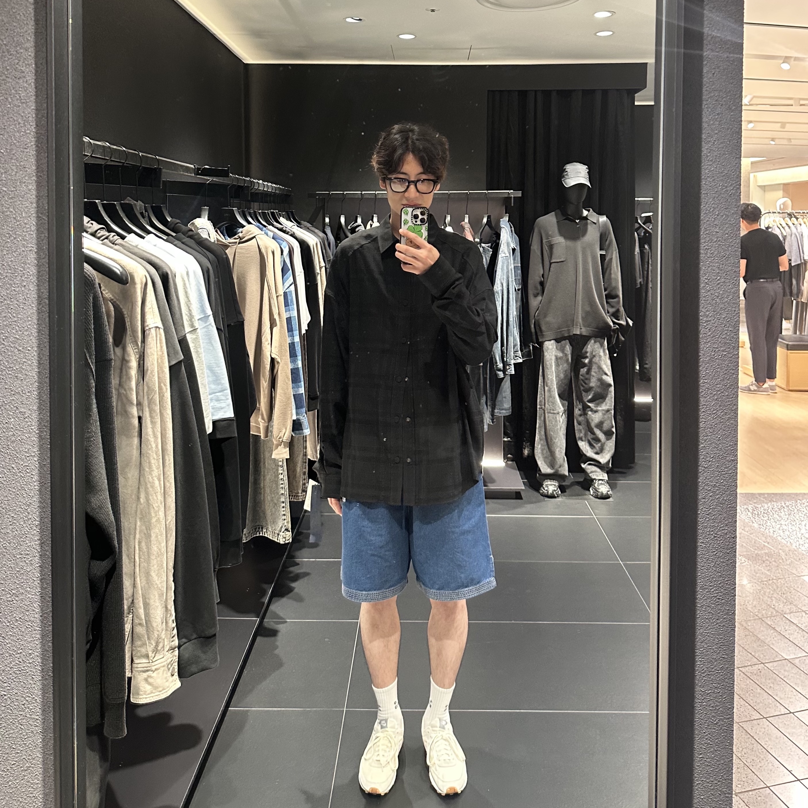 IAB Studio Denim Shorts Deep Blue, Gentle Monster x Maison Margiela MM010 Clear Black 착용 스타일 - 3