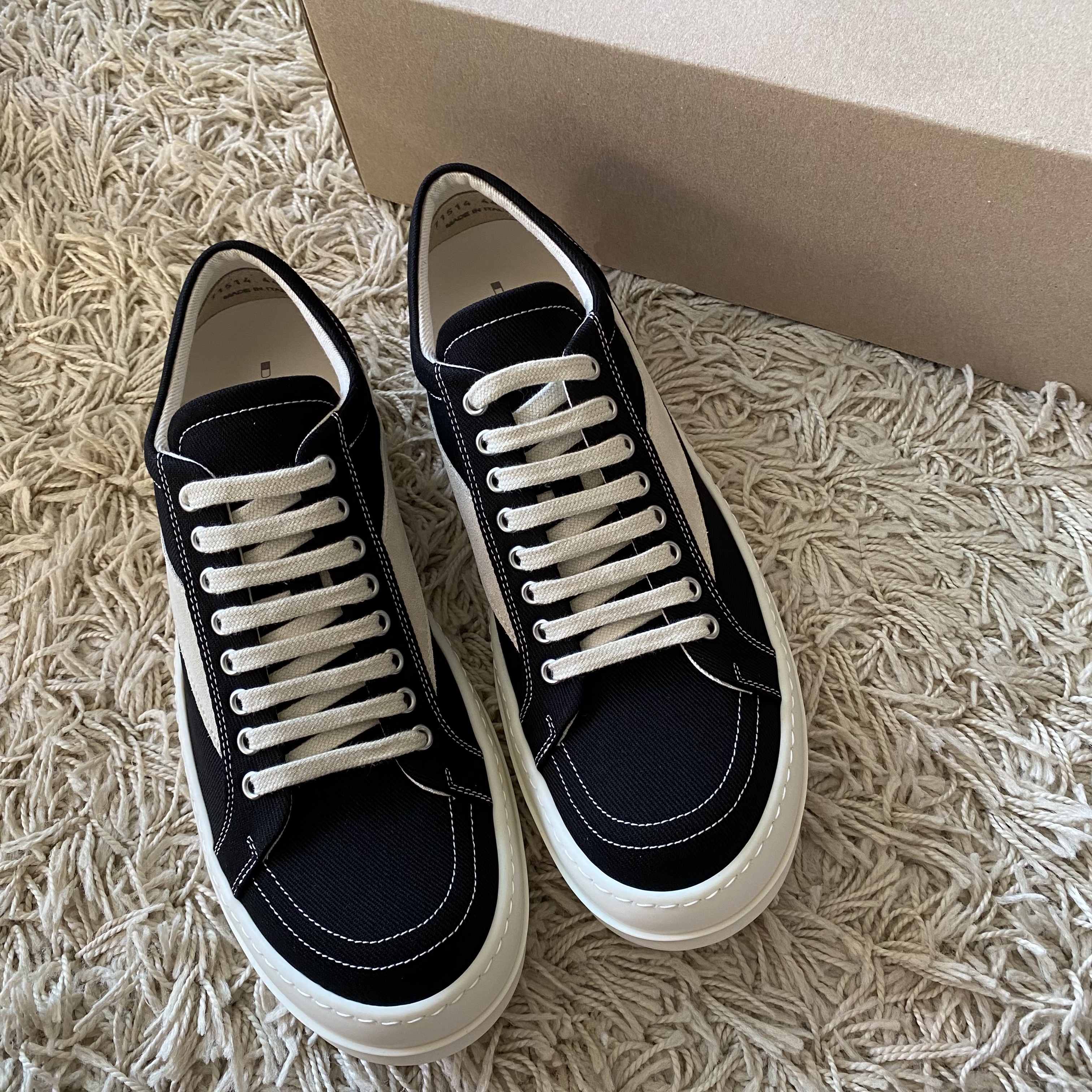 Rick Owens Drkshdw Vintage Sneakers Black Milk 착용 스타일
