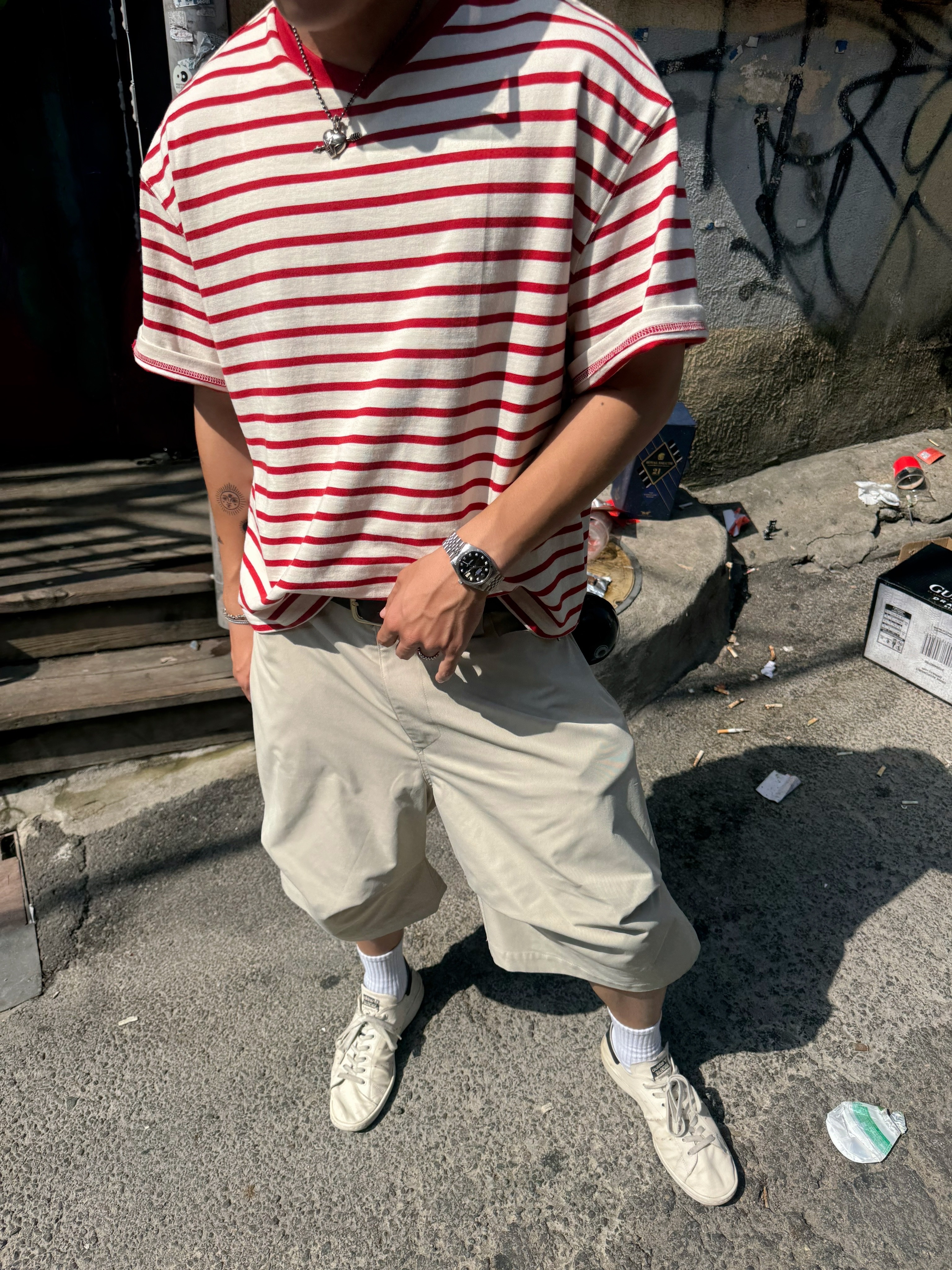 Nonnod Cropped V-neck T-shirt Red stripe, Nonnod Alpine Carpenter Shorts Beige 착용 스타일 - 3