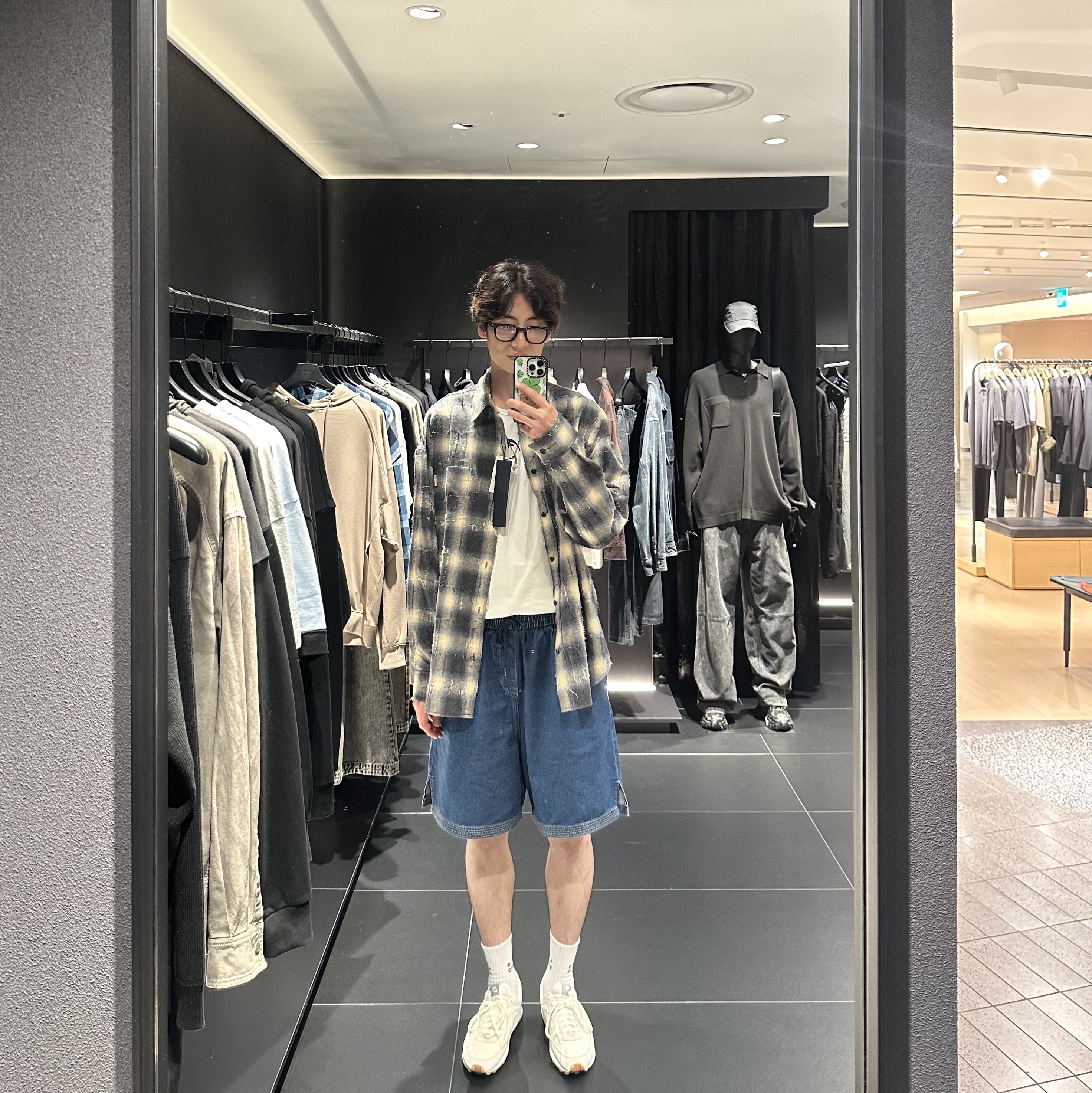 IAB Studio Denim Shorts Deep Blue, Gentle Monster x Maison Margiela MM010 Clear Black 착용 스타일 - 4