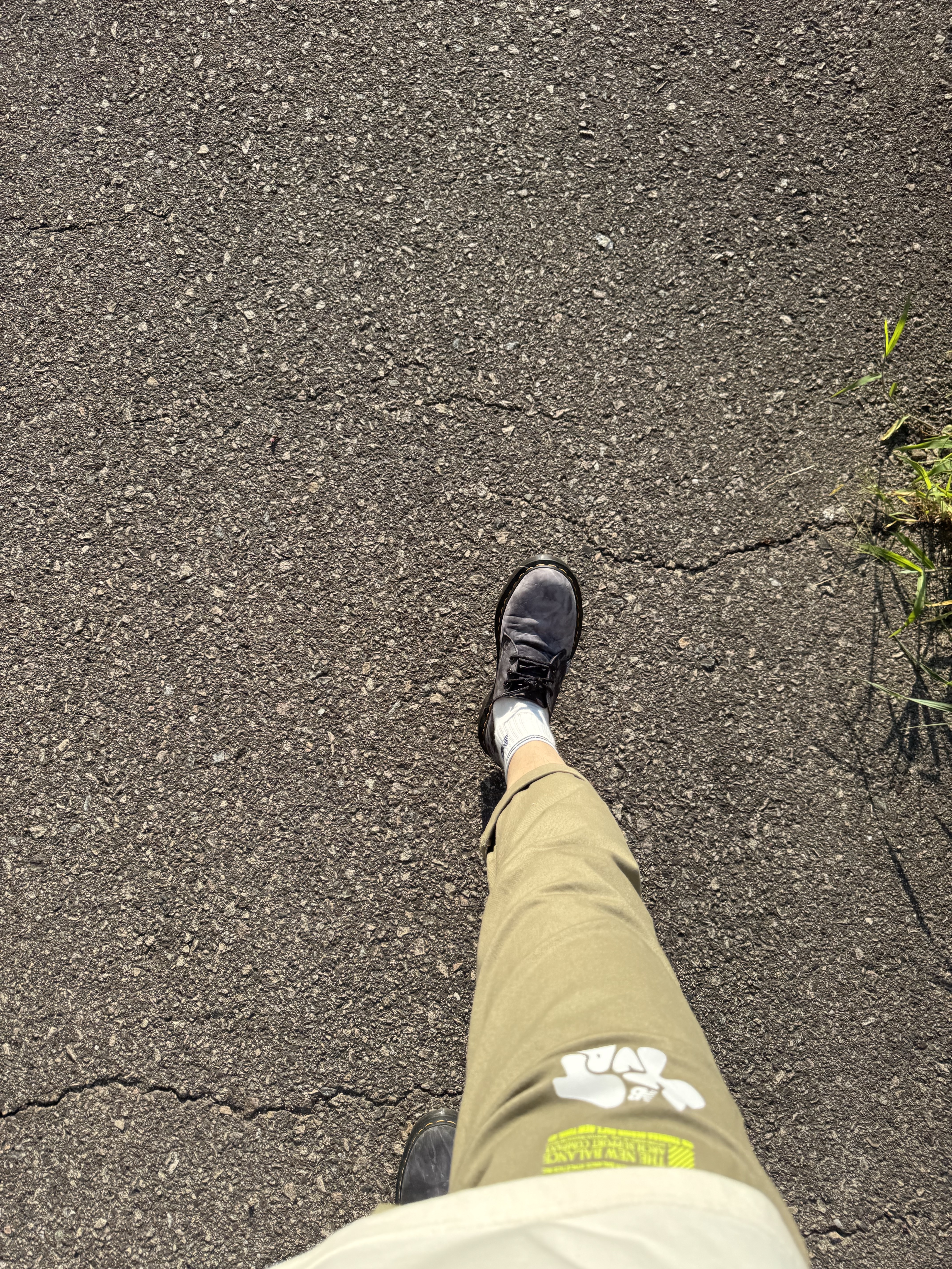 Adidas x Liam Gallagher Achille Spezial Stone Khaki Wonder Beige, Dr. Martens x Pleasures 1461 Bex Shoes Black White Tie Dye 착용 스타일 - 9