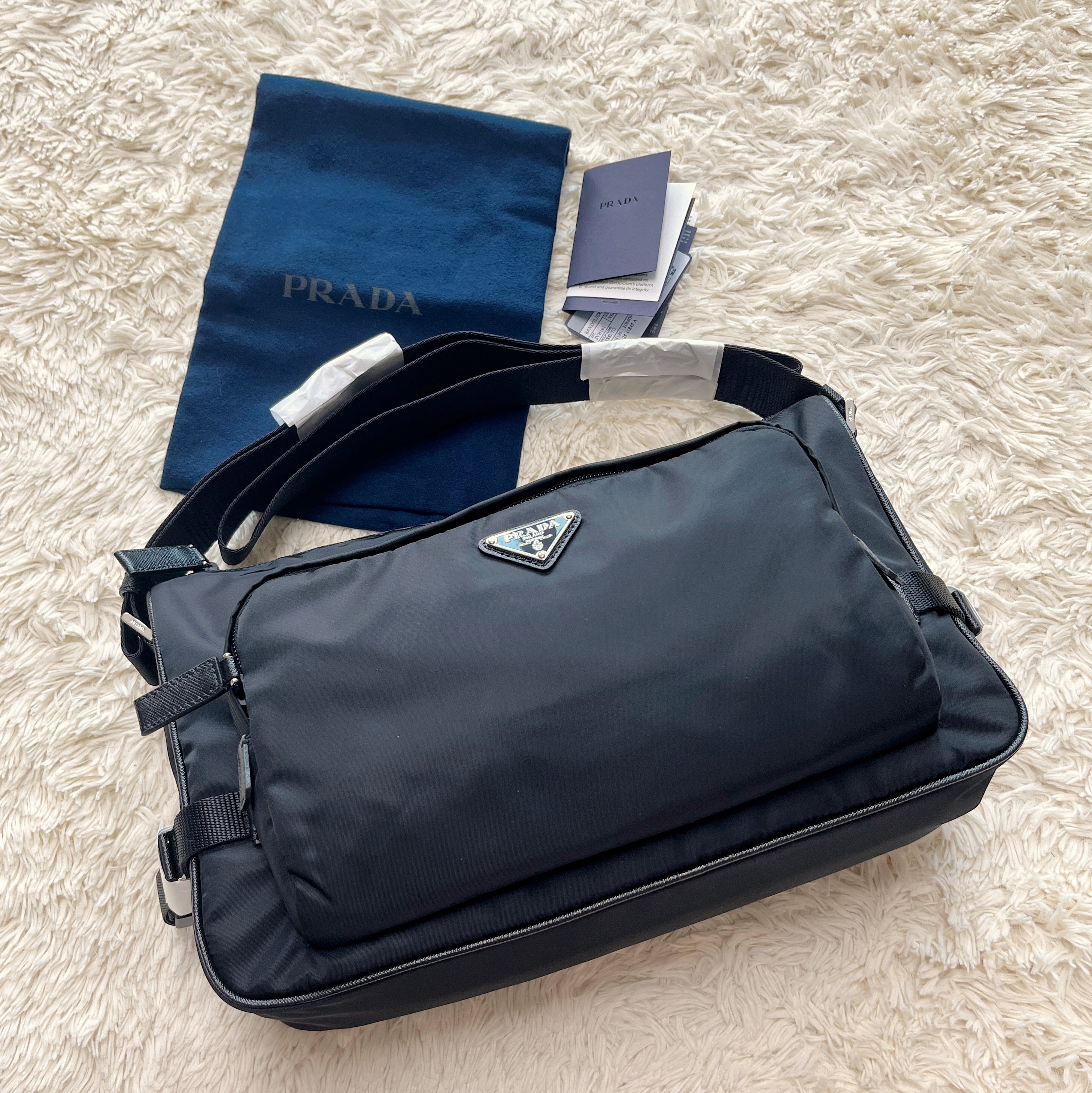 Prada Large Re-Nylon and Saffiano Leather Shoulder Bag Black 착용 스타일