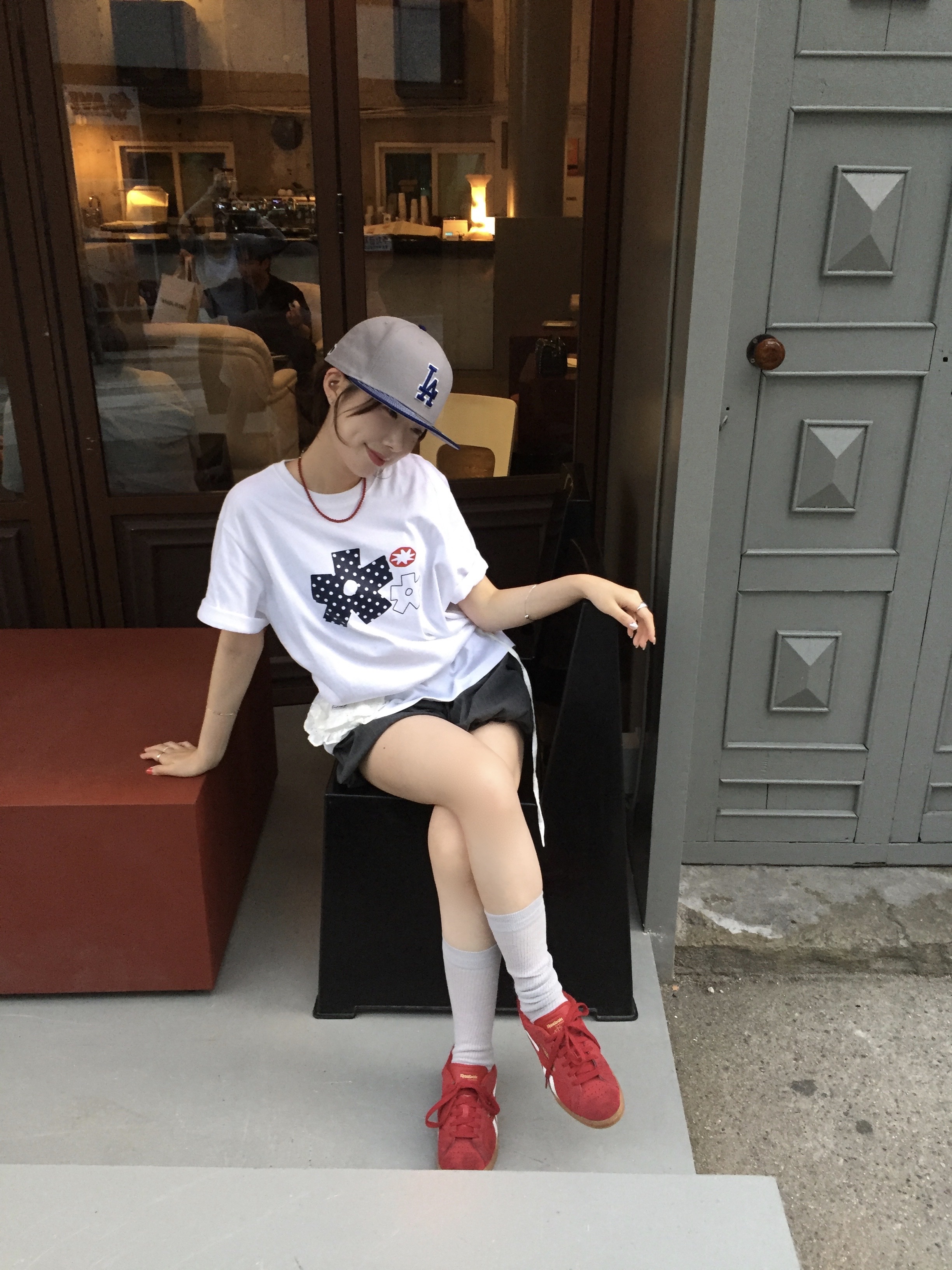 SLOW RECORD HOUSE Polka Dot Star T-Shirt White 착용 스타일 - 1