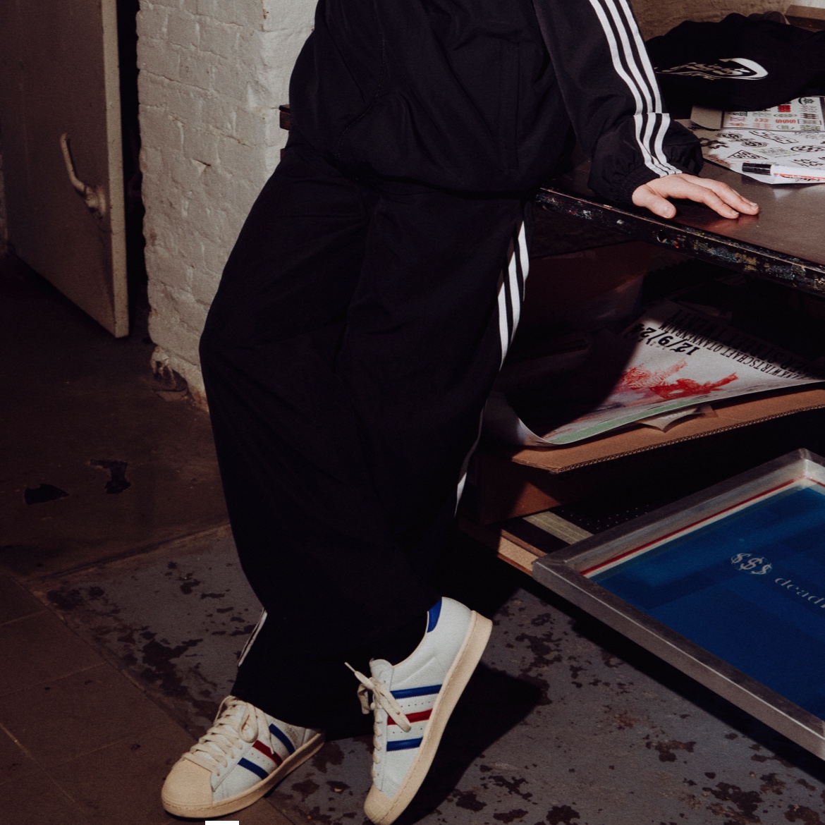 Adidas Superstar Vintage Core White Blue 착용 스타일 - 1