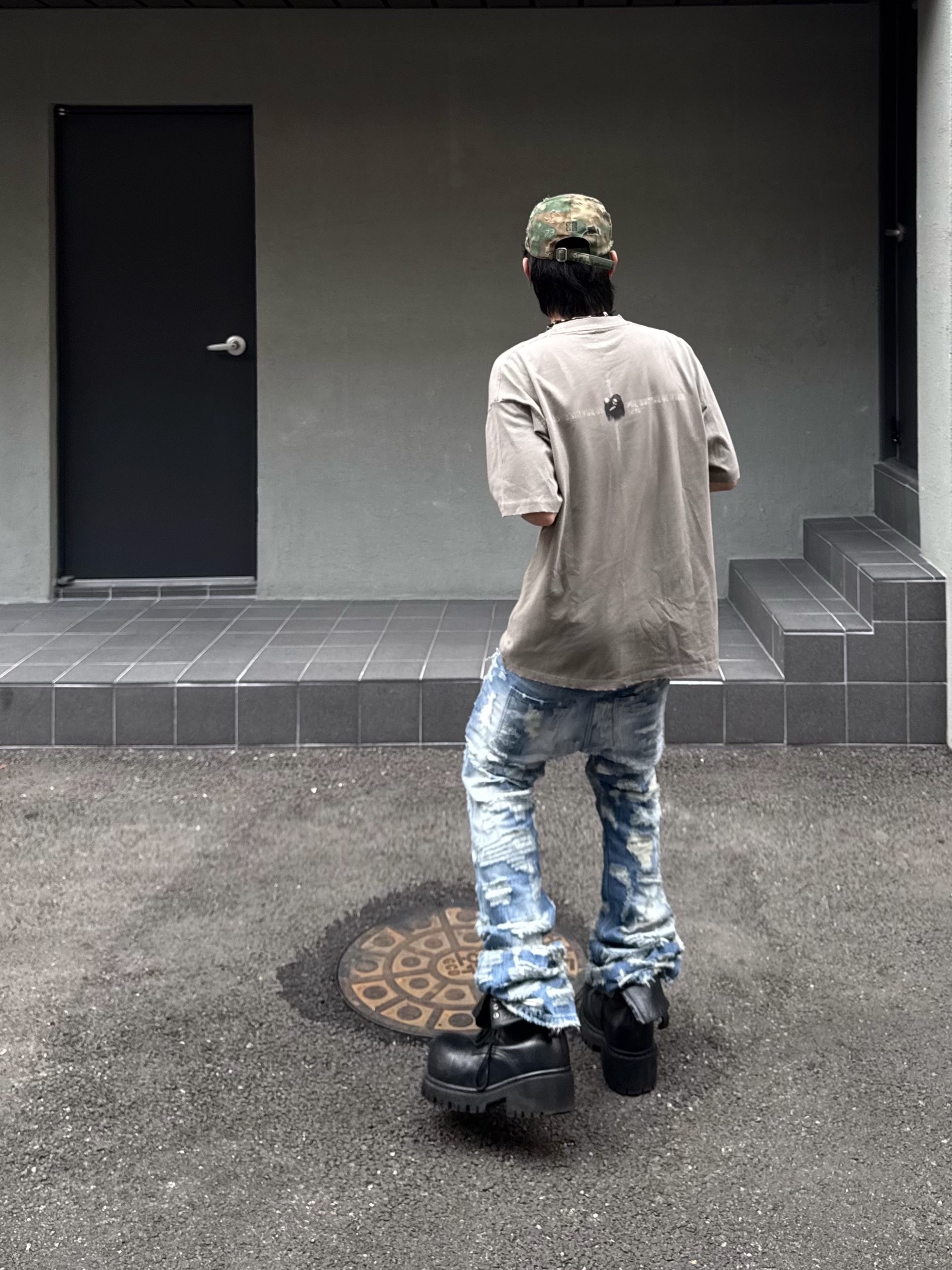 Awende Red Veil T-shirt Charcoal, Balenciaga Stomper Bootie Black 착용 스타일 - 3