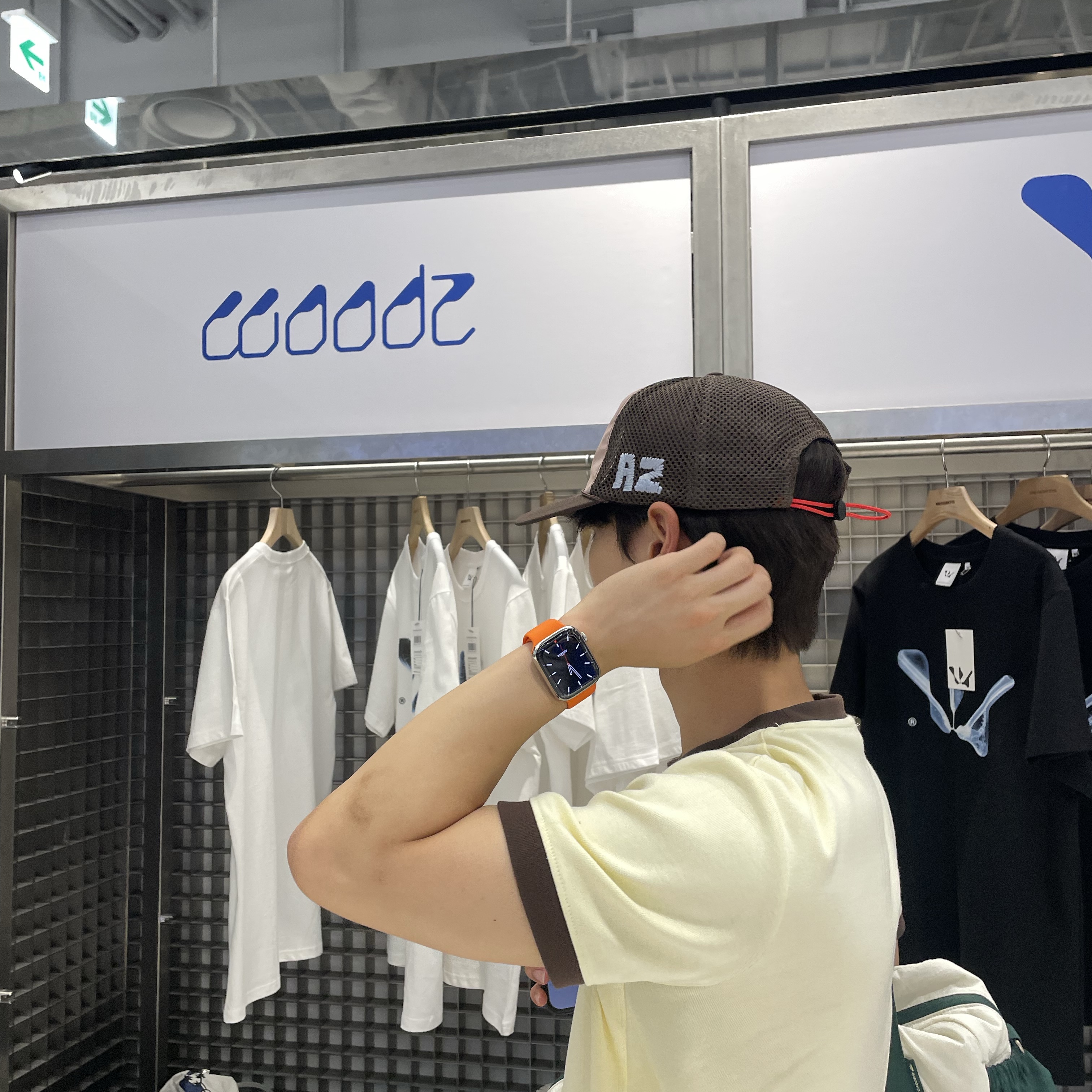 Alex Zono x Woodz New Paths Await Trucker Hat Beige 착용 스타일 - 3