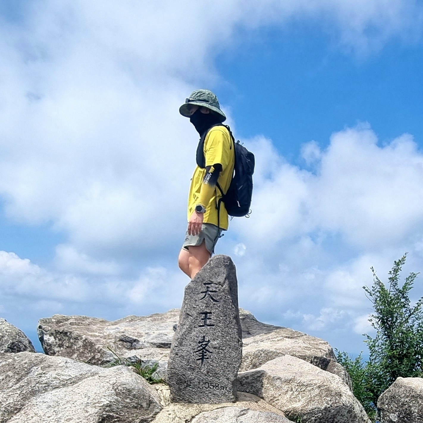 Salomon X Ultra 360 Mid GTX Black Magnet, Arc'teryx x Beams Mantis 1 Waistpack White 착용 스타일 - 2