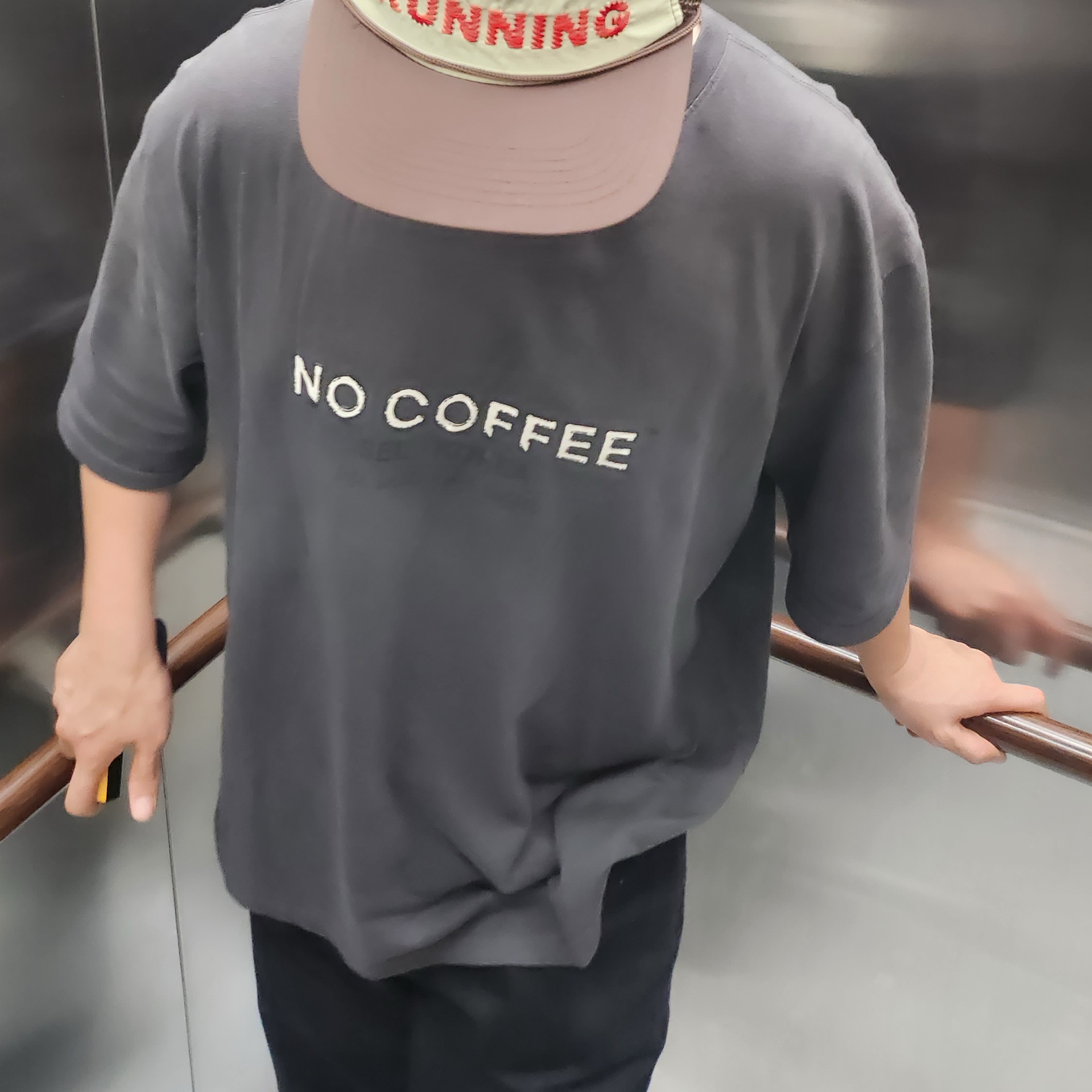 Alex Zono I Dig Running Trucker Hat OG Brown 착용 스타일
