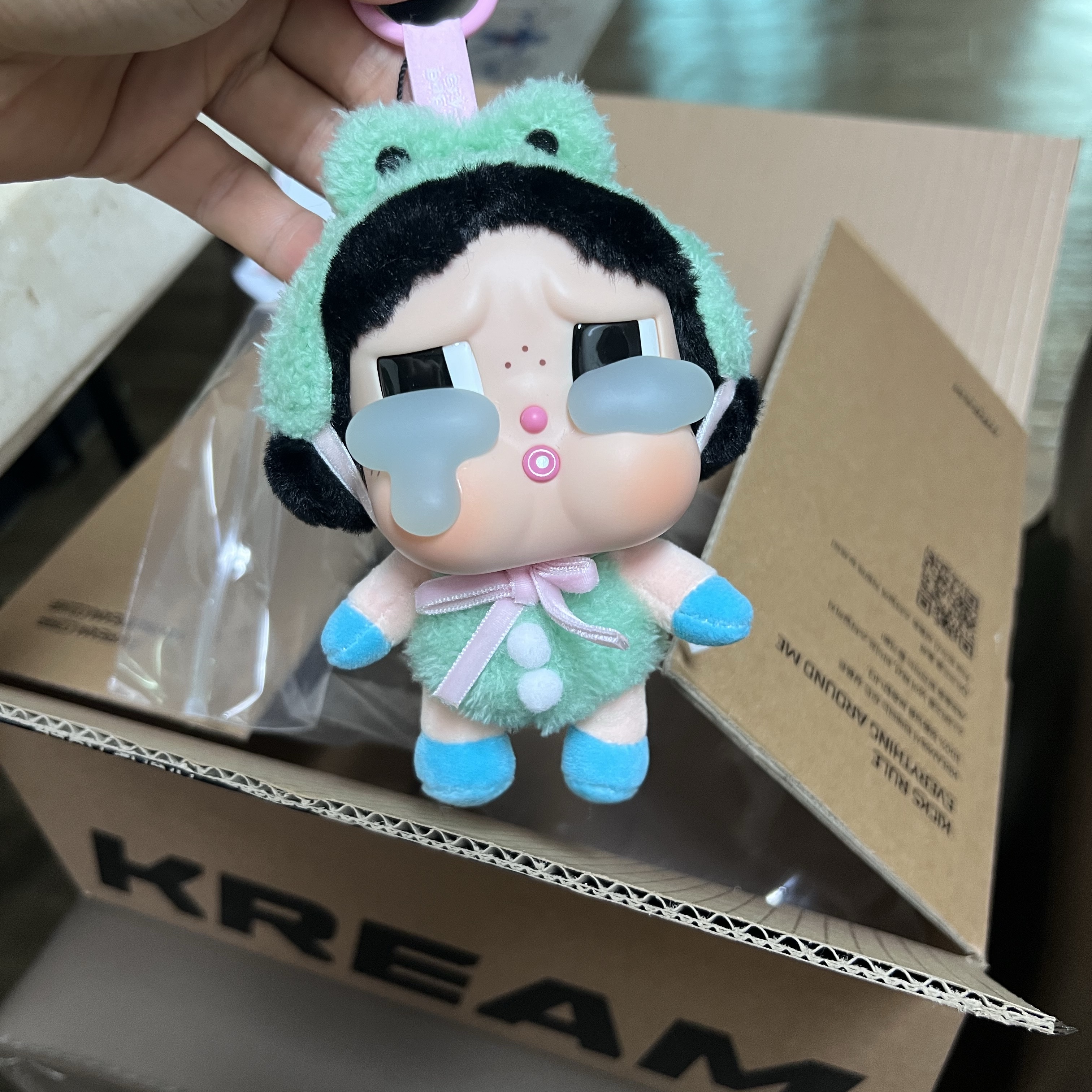 Pop Mart Crybaby Crying Again Series Plush Keyring What A Frog (Opened Case) 착용 스타일